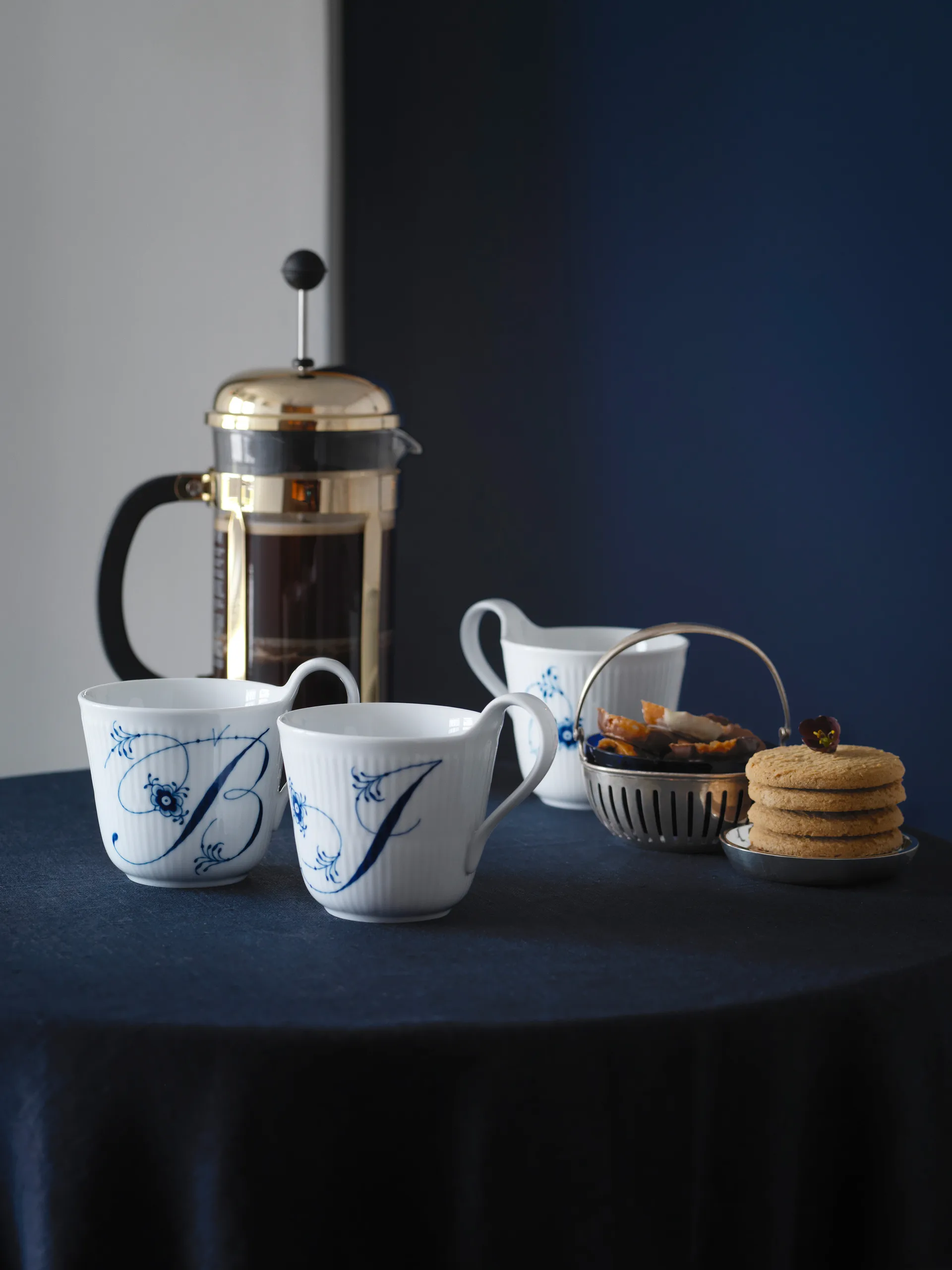 Blue Fluted Plain Alphabet mok 33 cl, O Royal Copenhagen