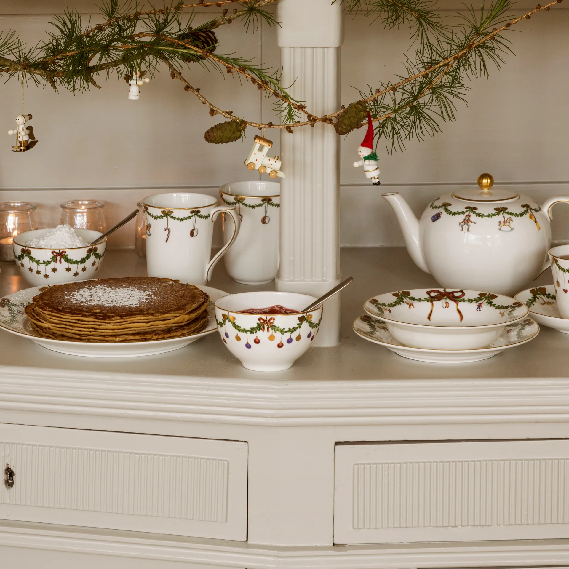 Star Fluted Christmas diep bord, Ø 24 cm. Royal Copenhagen