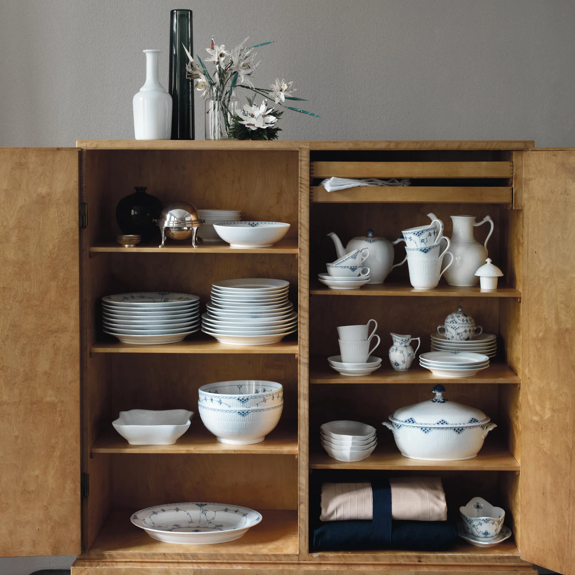 White Fluted Half Lace mok - hoog oor, 33 cl. Royal Copenhagen