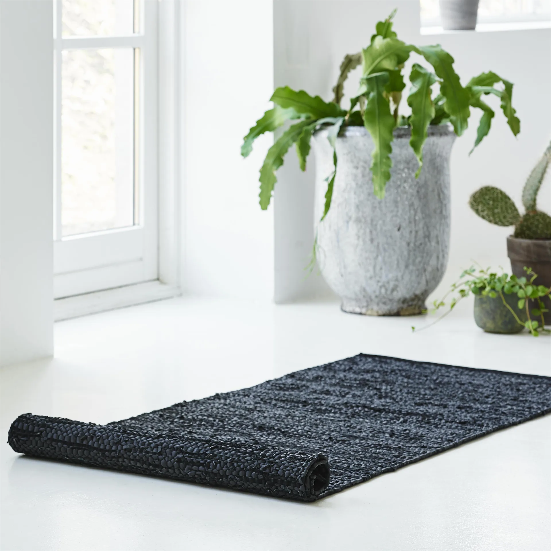 Leather vloerkleed 60 x 90 cm., black (zwart) Rug Solid