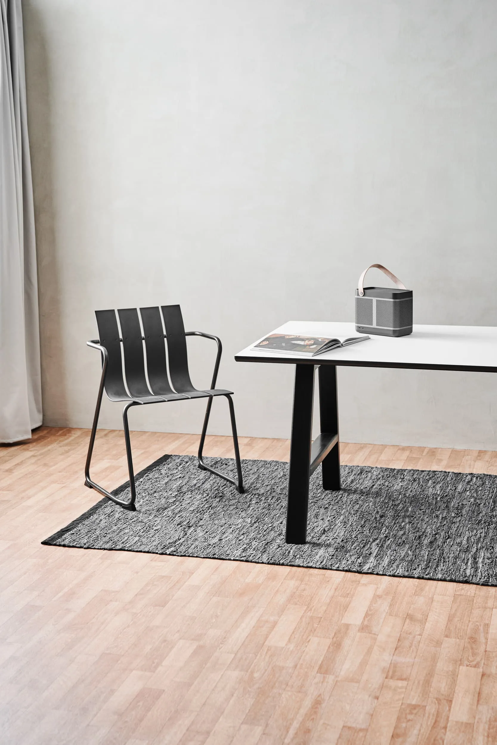 Leather vloerkleed 65 x 135 cm., dark grey (donkergrijs) Rug Solid
