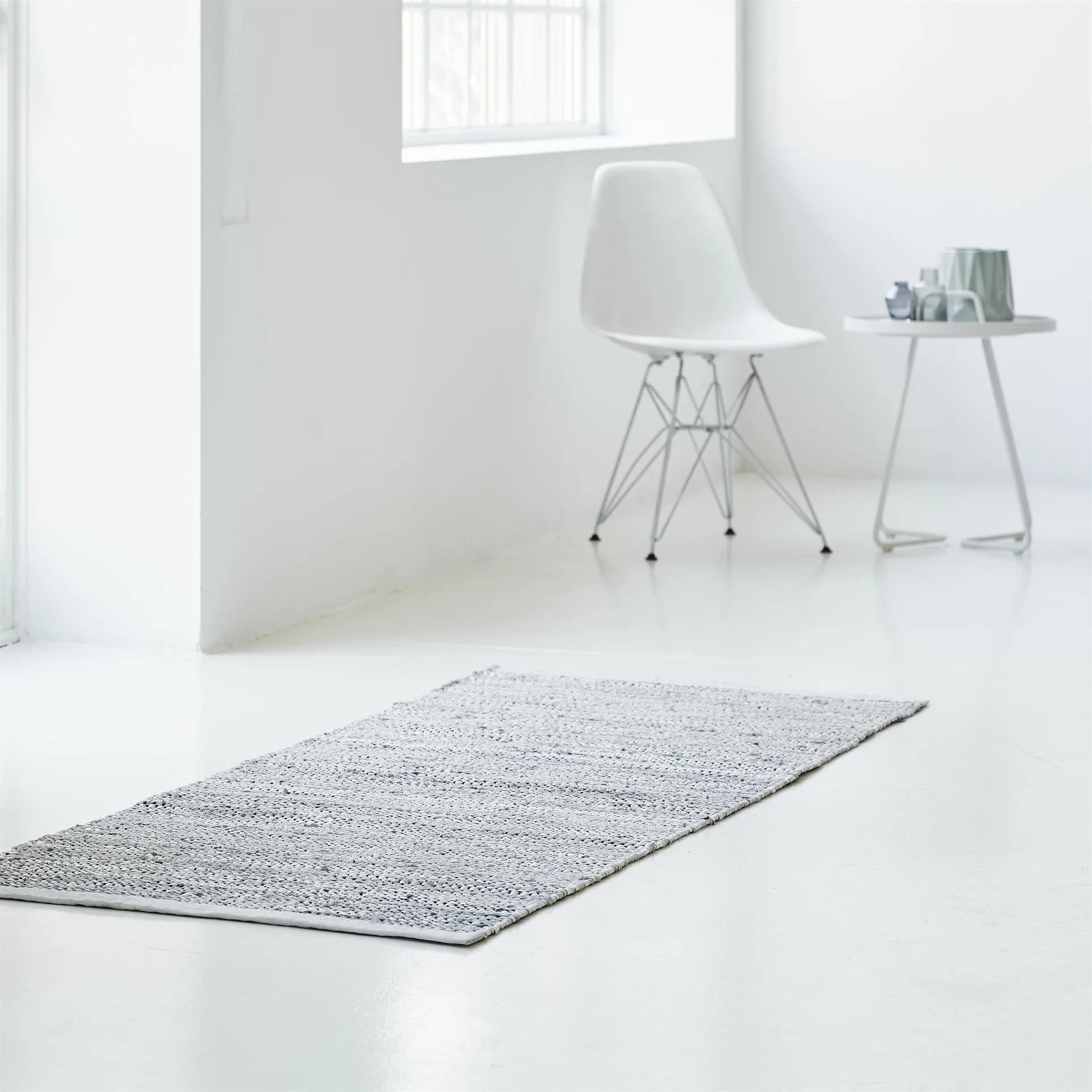 Leather vloerkleed 65 x 135 cm., light grey (lichtgrijs) Rug Solid