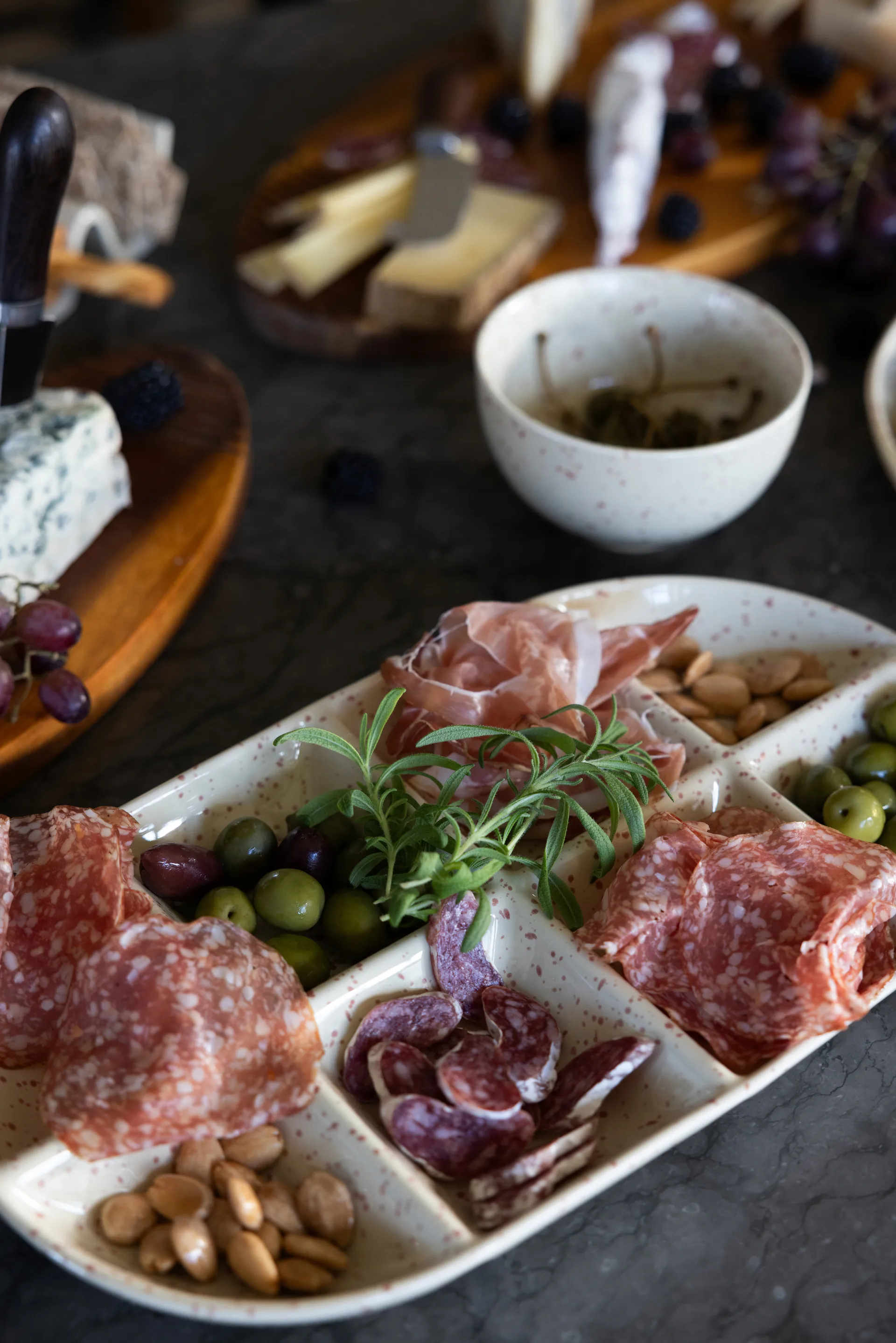 Ditte serveerschotel groot 20x36 cm, Beige-wijnrood Sagaform