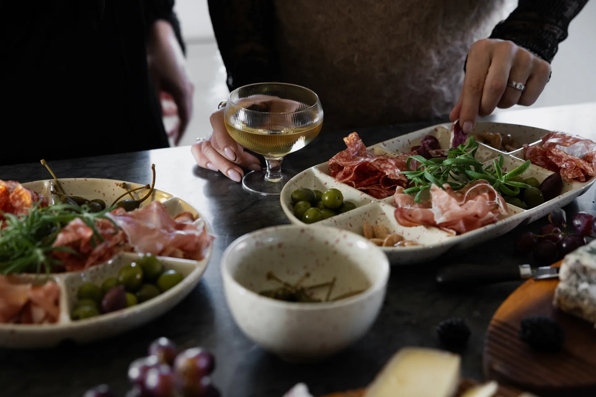 Ditte serveerschotel groot 20x36 cm, Beige-wijnrood Sagaform