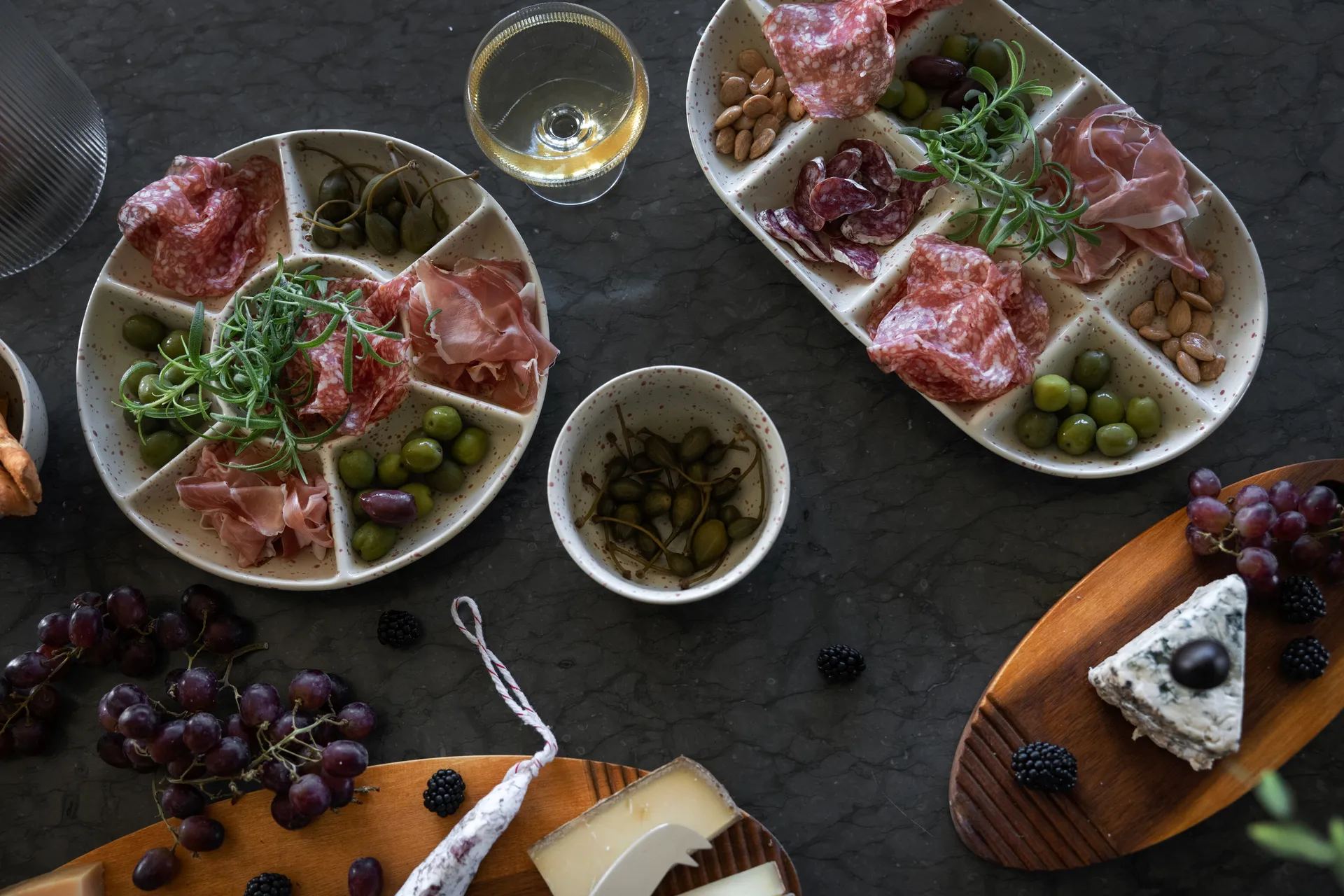 Ditte serveerschotel groot 20x36 cm, Beige-wijnrood Sagaform