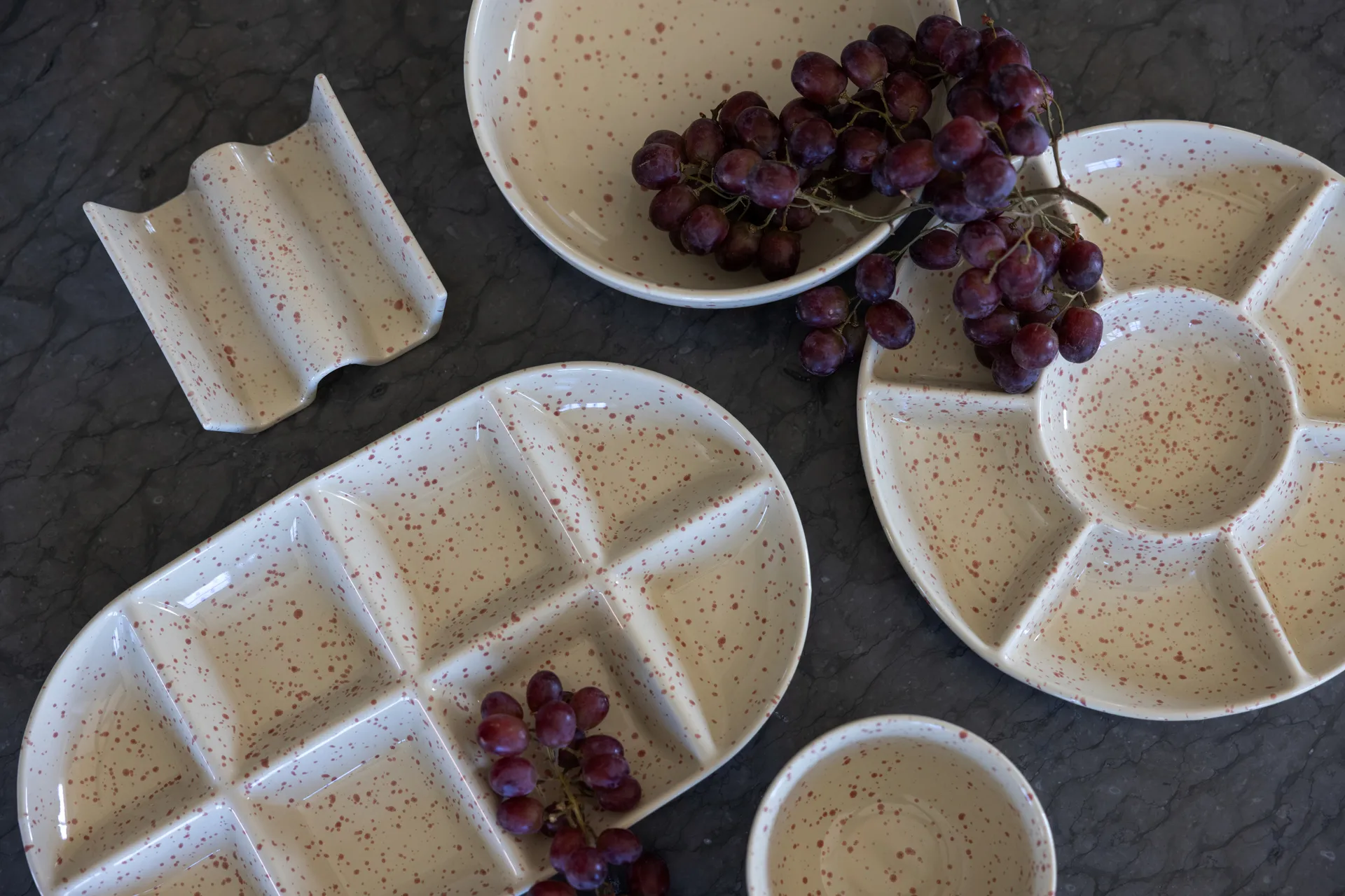 Ditte serveerschotel groot 20x36 cm, Beige-wijnrood Sagaform