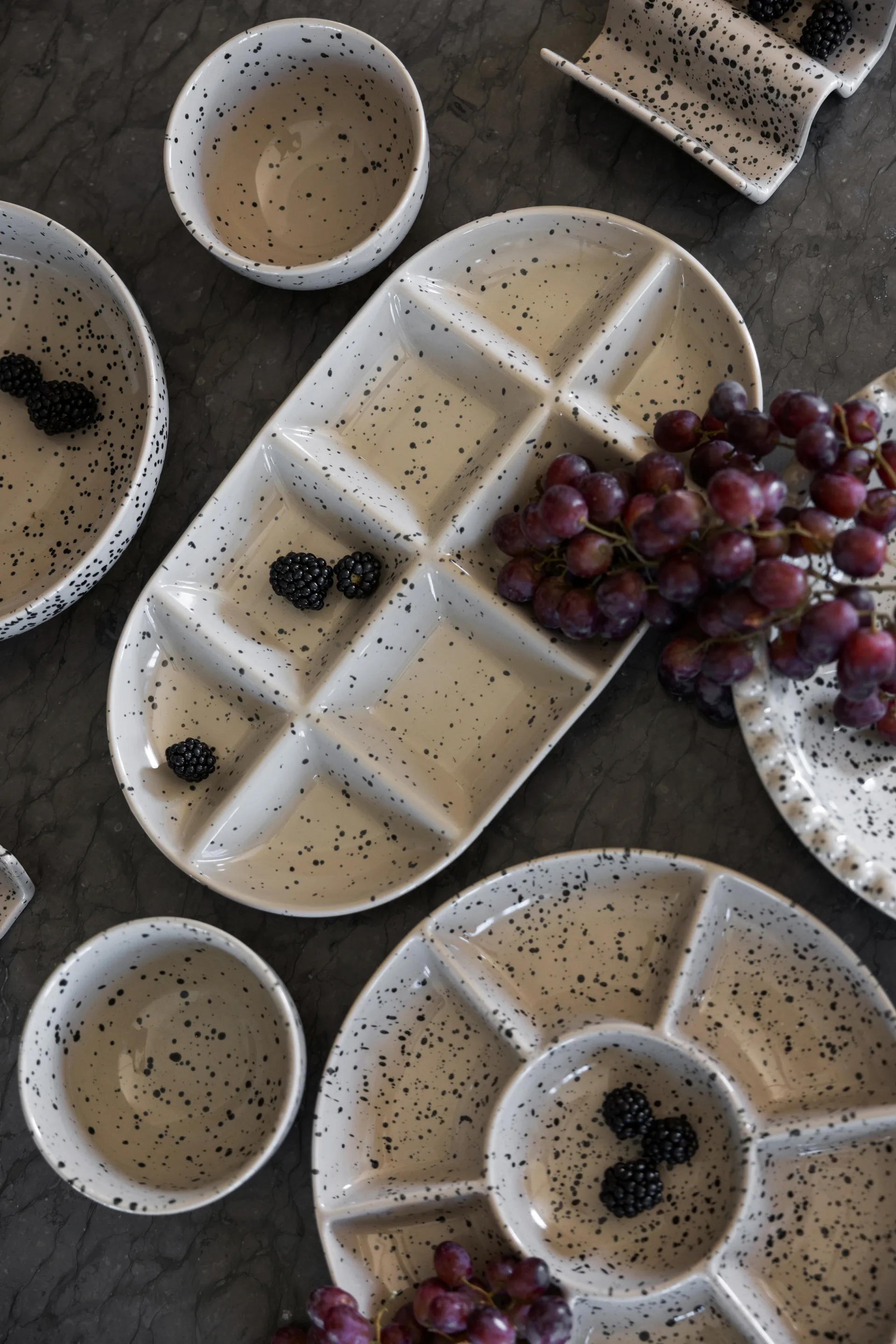 Ditte serveerschotel groot 20x36 cm, Grijs-zwart Sagaform