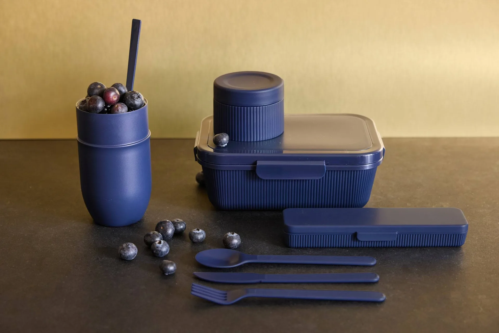 Tina bestekset, Blauw Pantone 2379C Sagaform