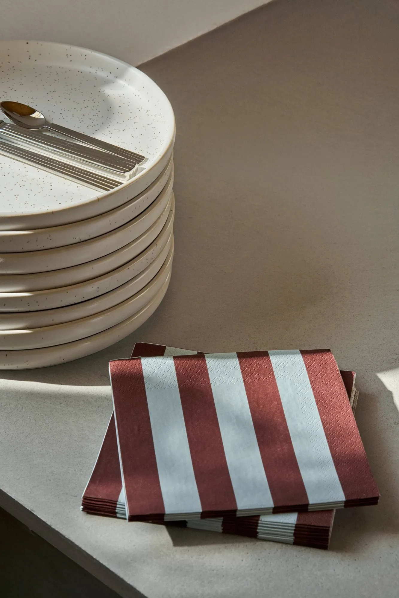 Bold Stripe papieren servet, Wijnrood-blauw, 20-pack, 33x33 cm Scandi Essentials