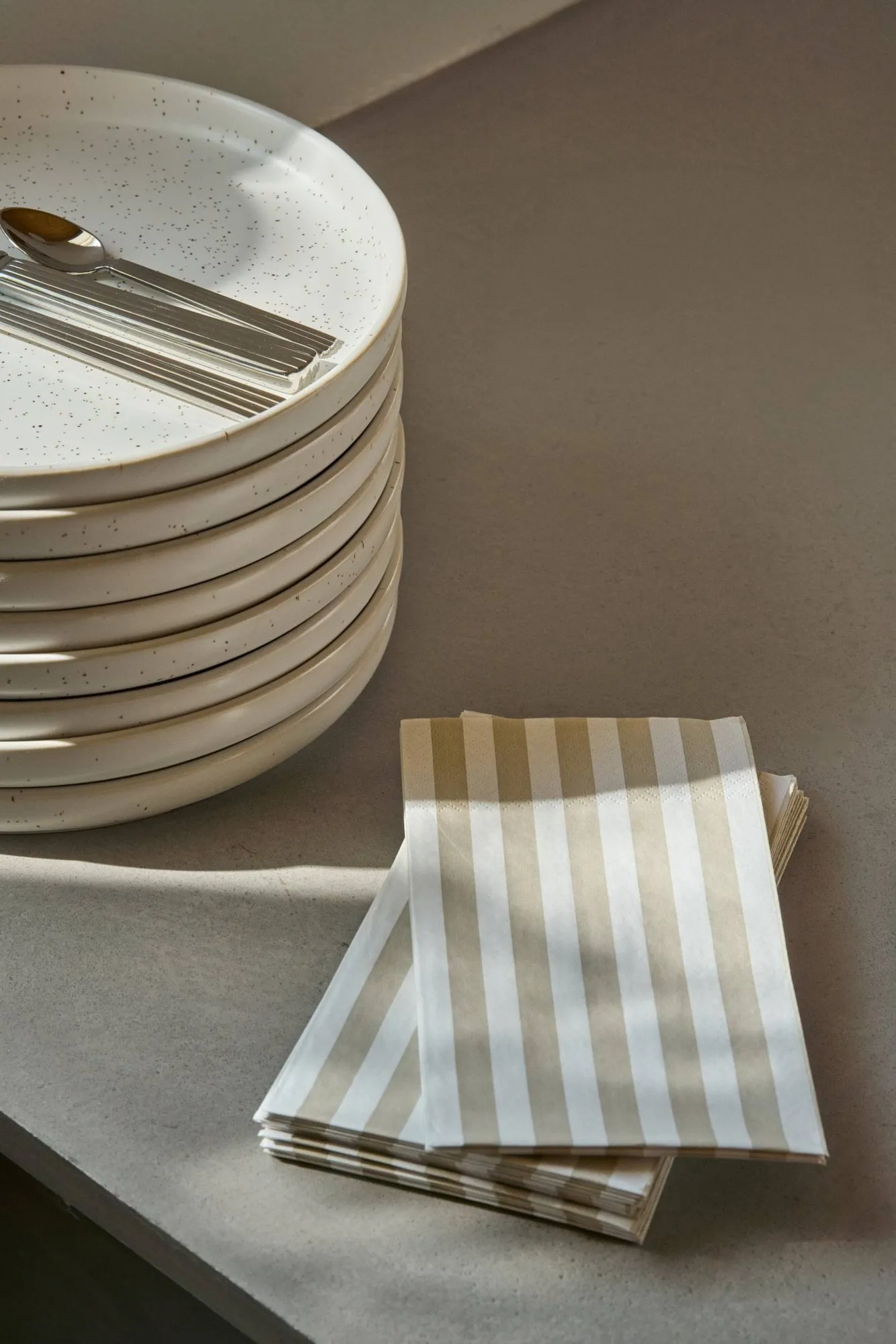 Bold Stripe papieren servet, Wit-beige, 15-pack, 33x40 cm Scandi Essentials