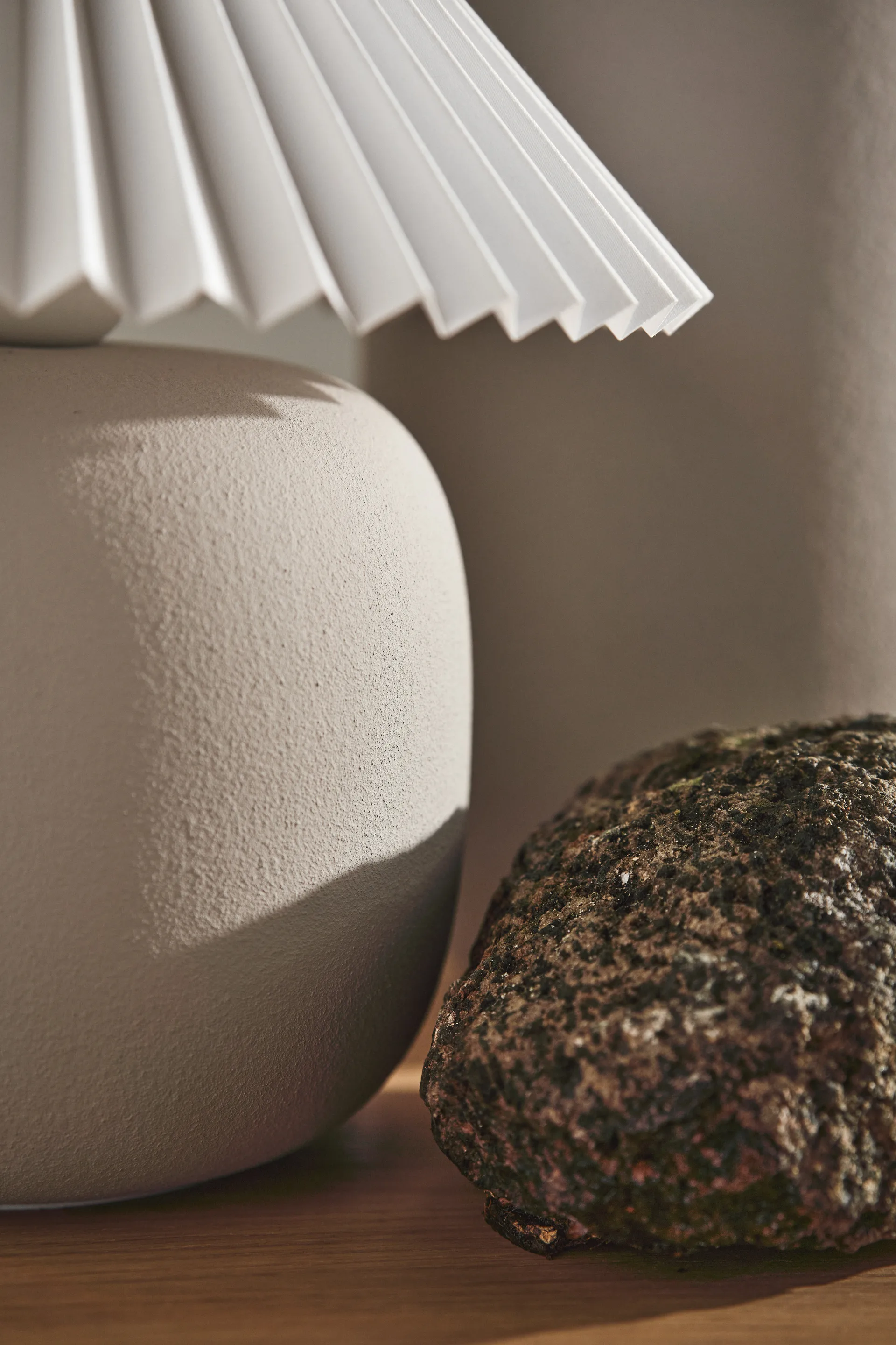 Boulder tafellamp 29 cm beige-pleated white Scandi Living