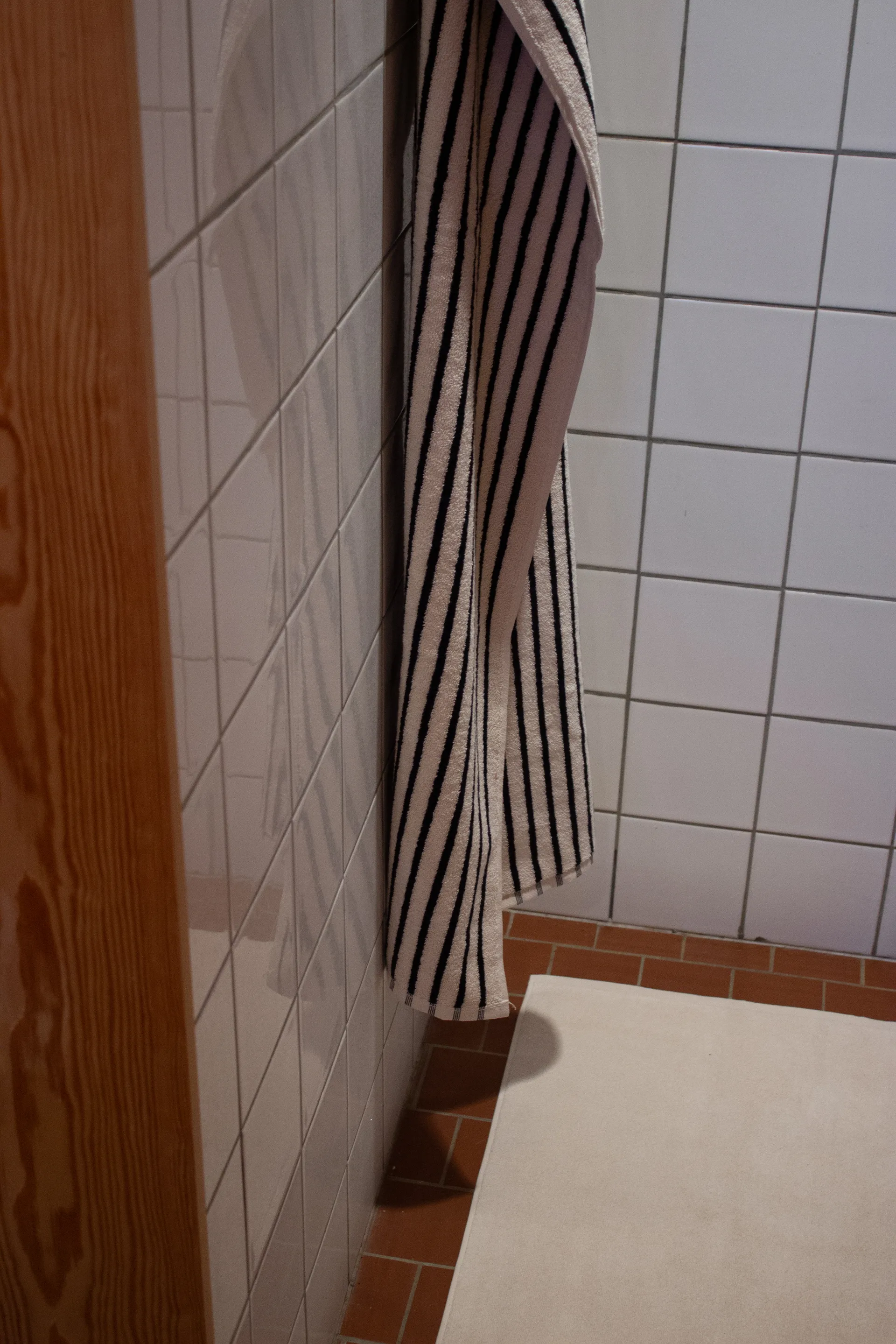 Drift badhanddoek 100x150 cm, Wit-zwart Scandi Living