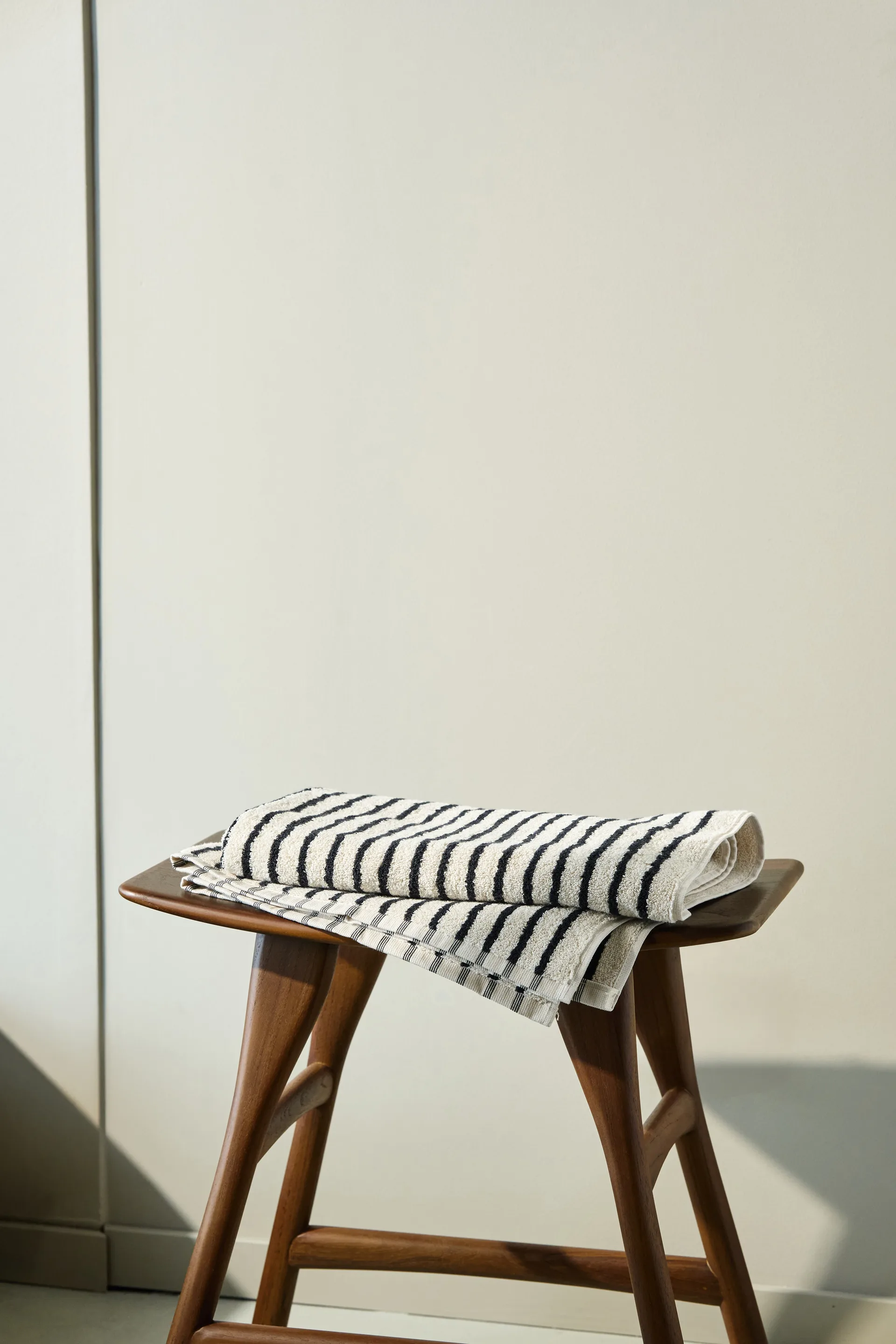 Drift badhanddoek 70x140 cm, Wit-zwart Scandi Living