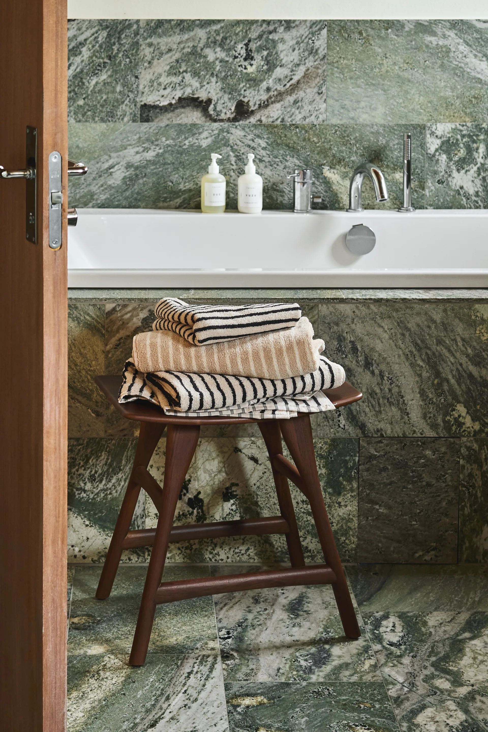 Drift badhanddoek 70x140 cm, Wit-zwart Scandi Living