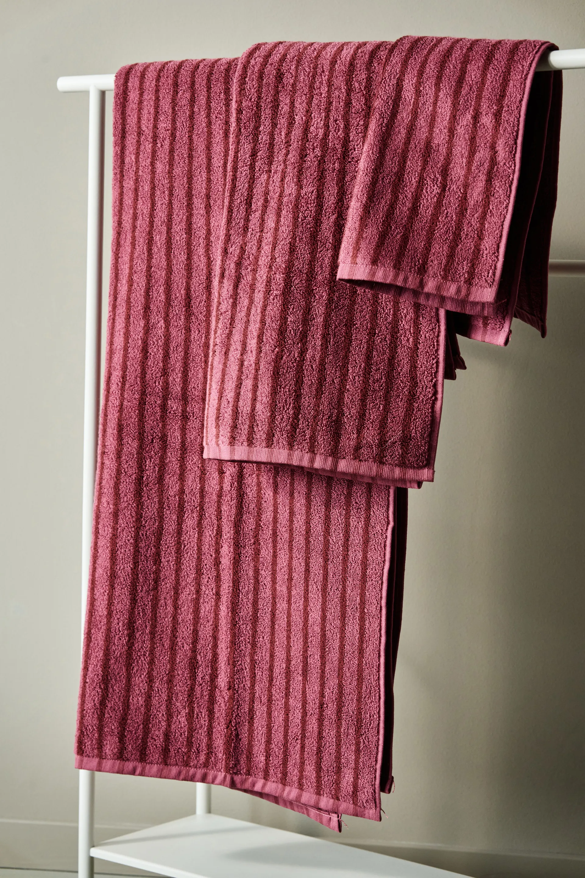 Drift handdoek 30x50 cm., Roze-rood Scandi Living