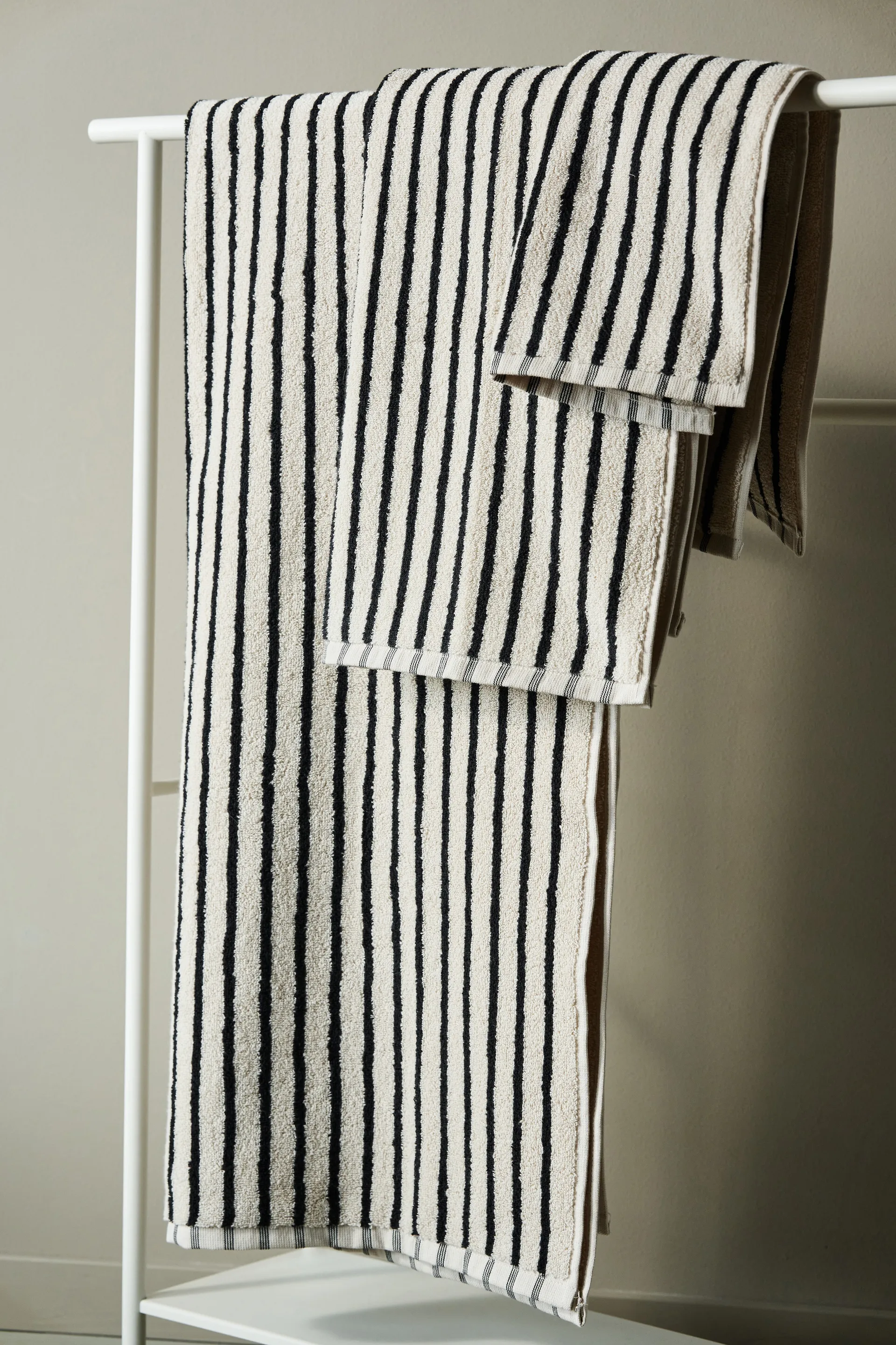 Drift handdoek 30x50 cm., Wit-zwart Scandi Living