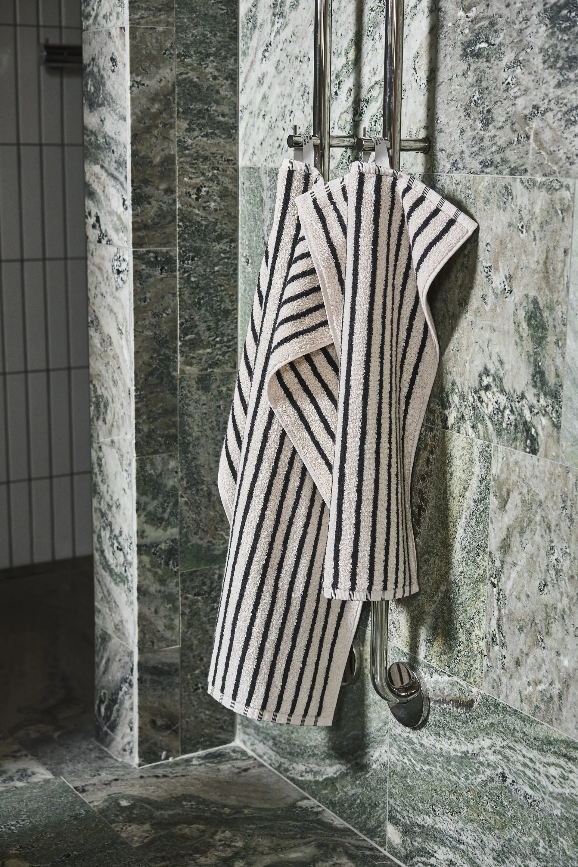 Drift handdoek 30x50 cm., Wit-zwart Scandi Living