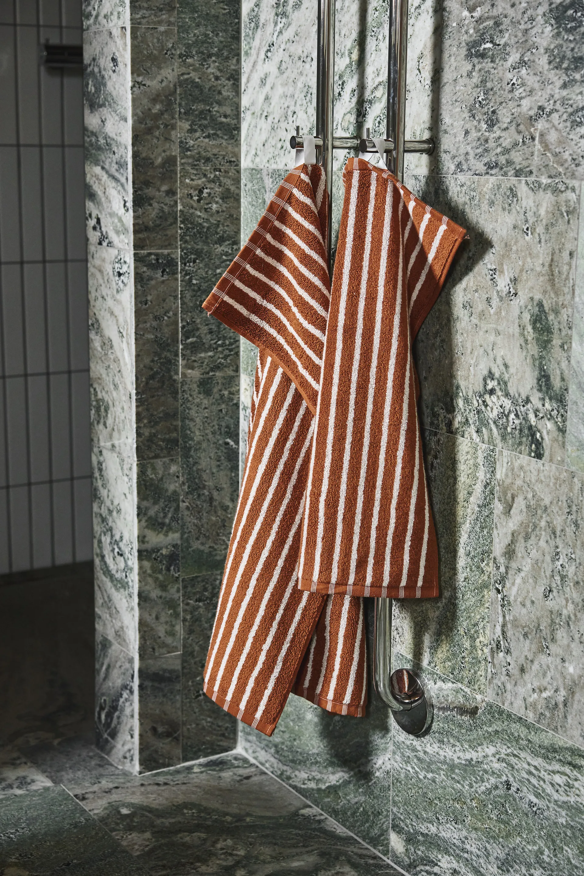 Drift handdoek 50x70 cm, Bruin-wit Scandi Living