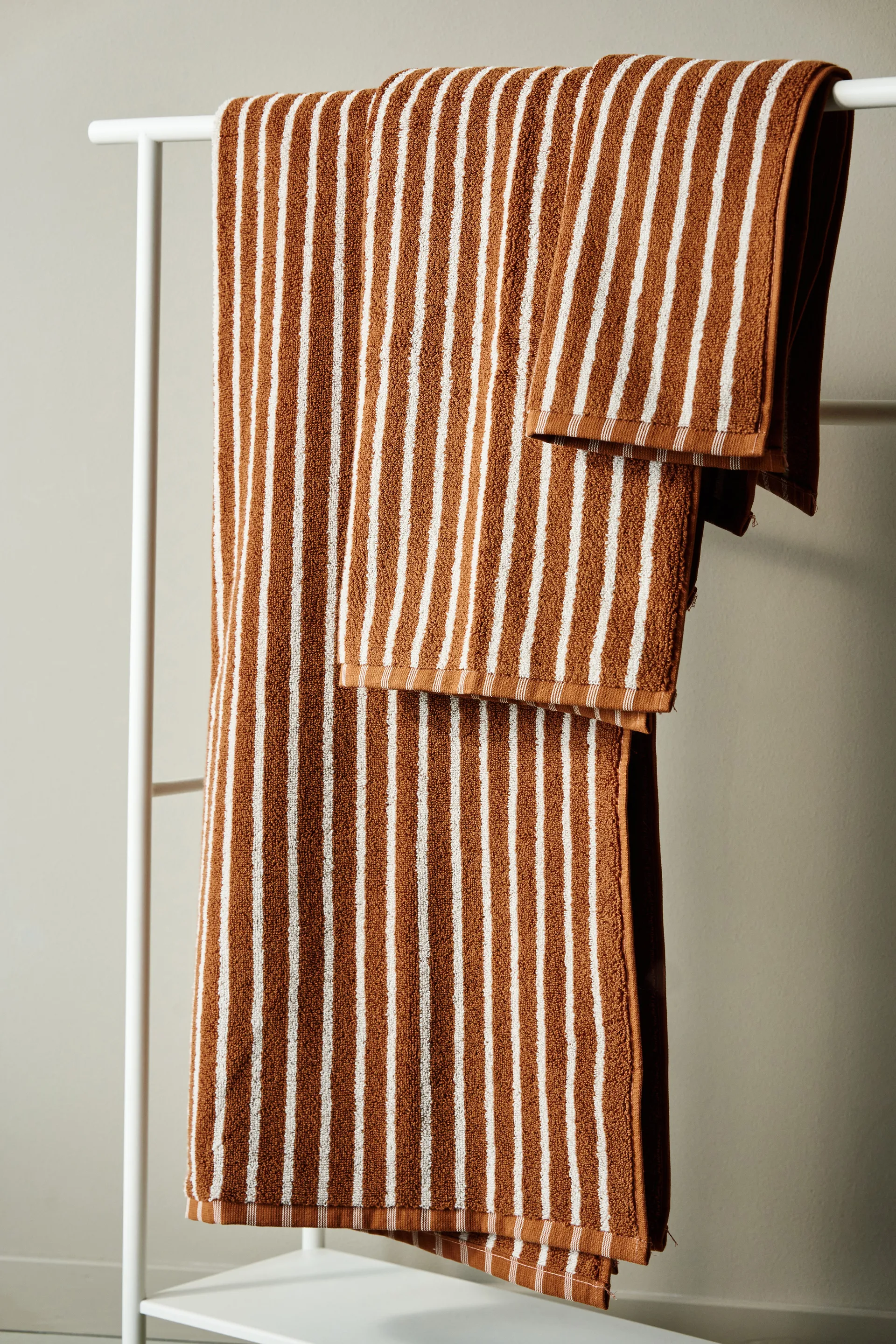 Drift handdoek 50x70 cm, Bruin-wit Scandi Living