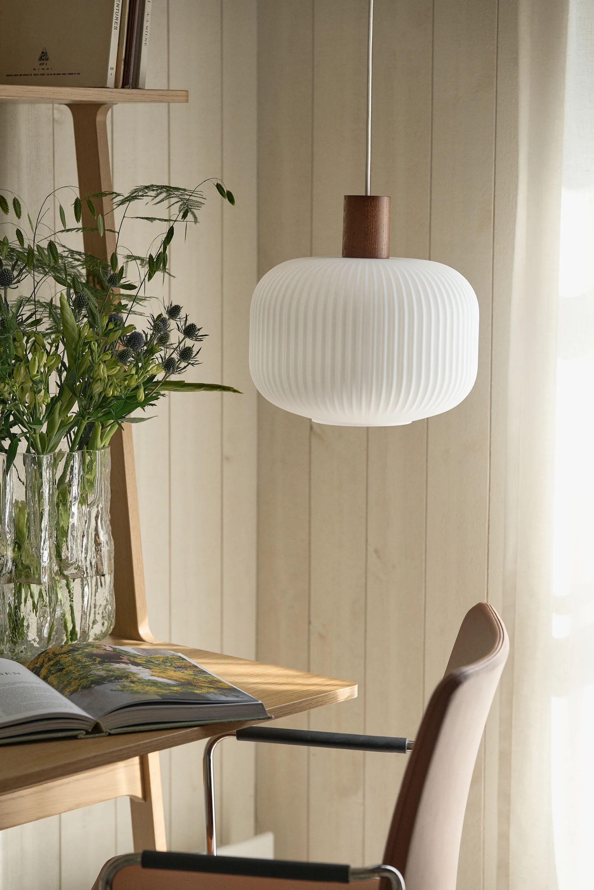 Fair plafondlamp Ø30 cm, Matglas-donkergebeitst essenhout Scandi Living