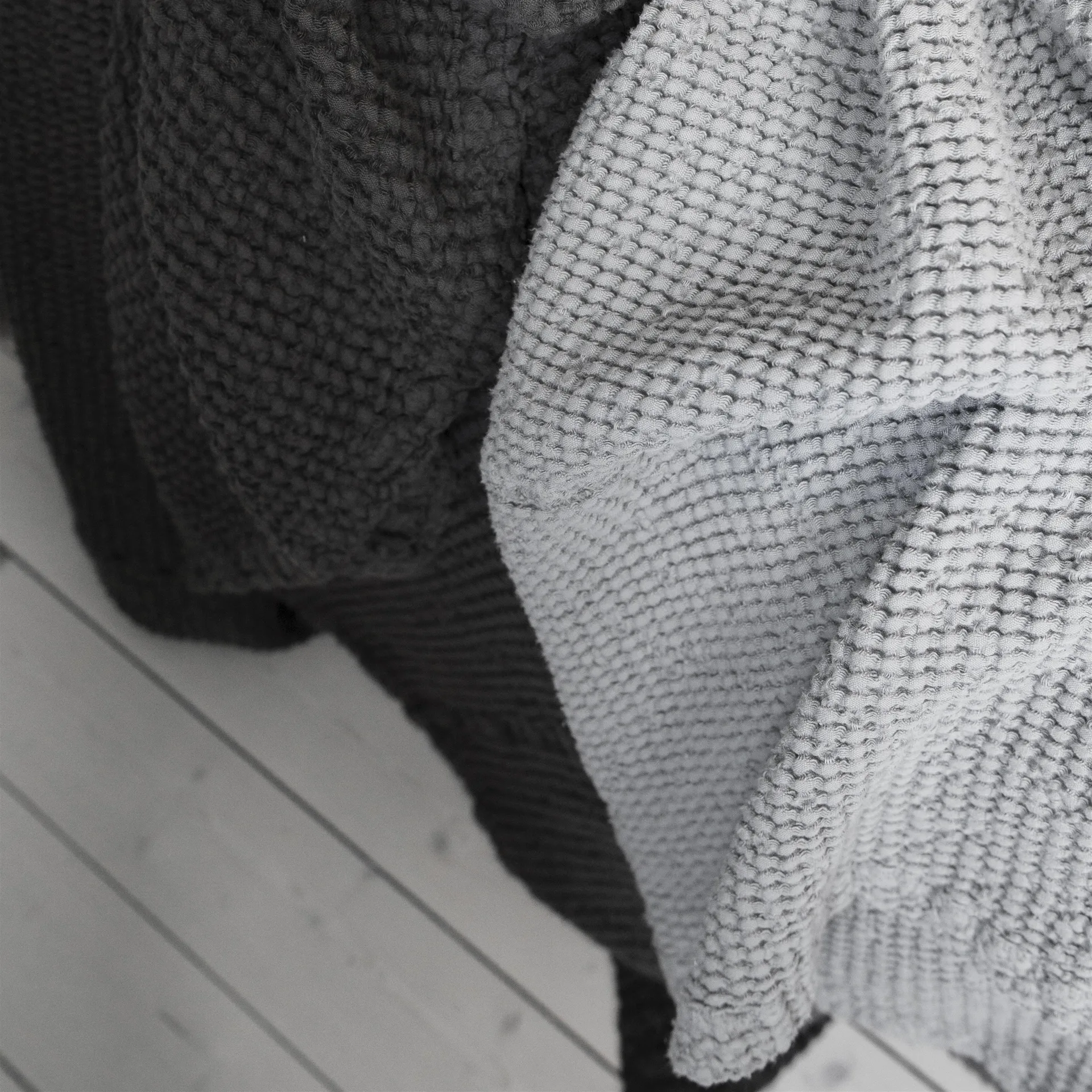 Moss bedsprei 160 x 260 cm., charcoal (grijs) Scandi Living