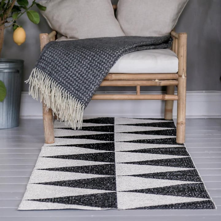 Rime vloerkleed zwart, 70 x 200 cm. Scandi Living