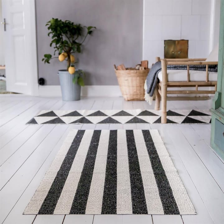 Rime vloerkleed zwart, 70 x 250 cm. Scandi Living