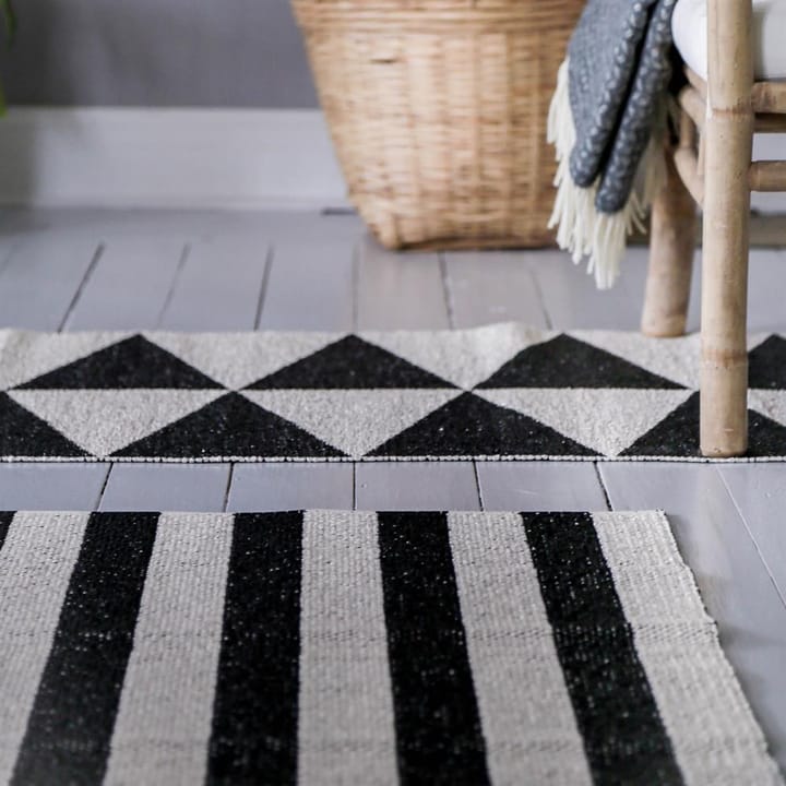 Rime vloerkleed zwart, 70 x 250 cm. Scandi Living