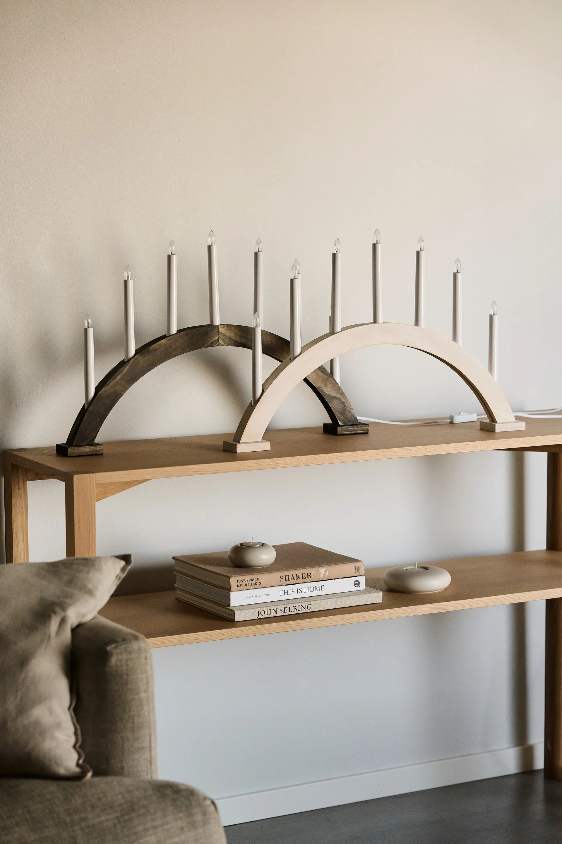 Sky adventskandelaar boog 41 cm, Wit geglazuurd Scandi Living