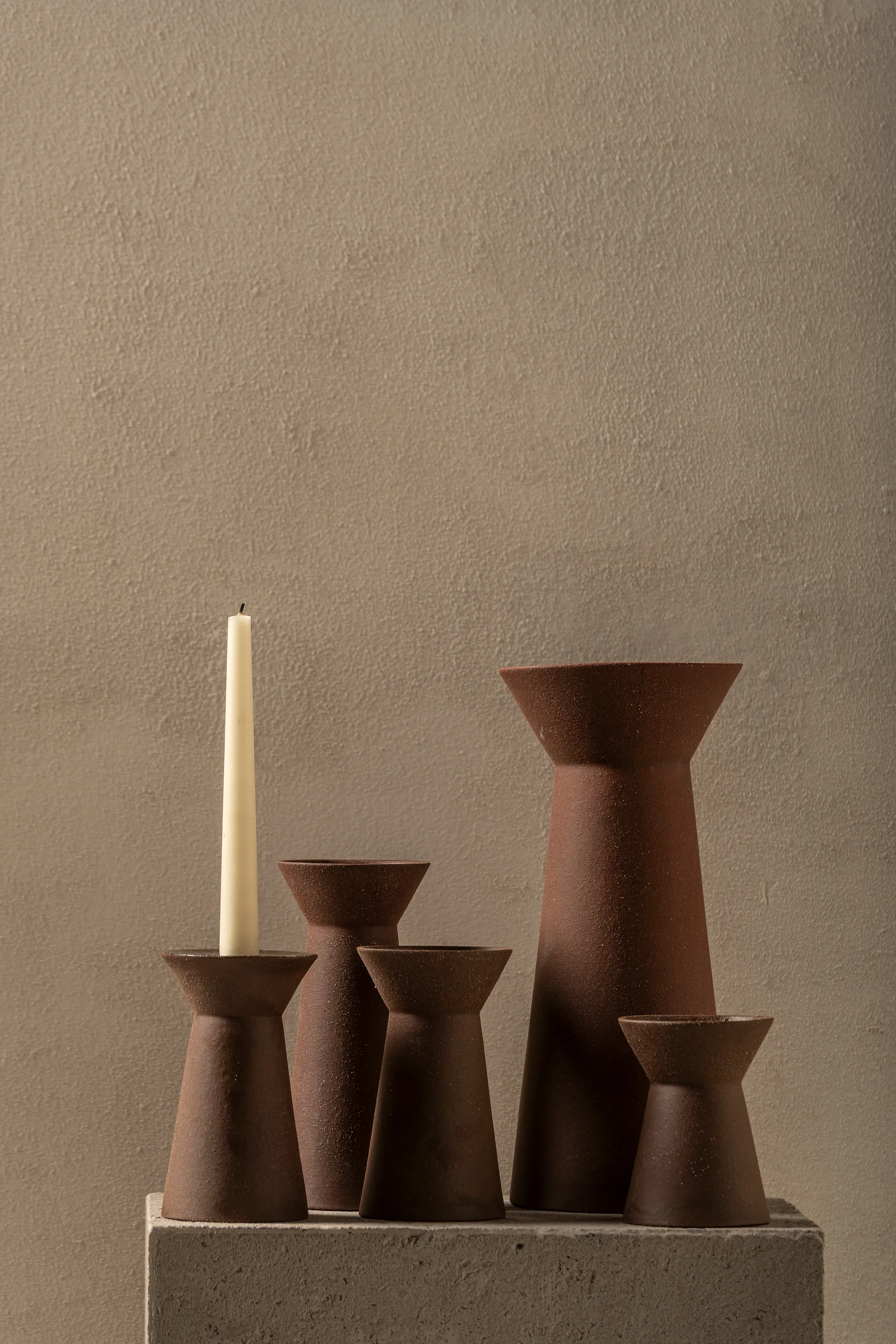 Urban 02 vaas L 34,4 cm, Red-brown Serax