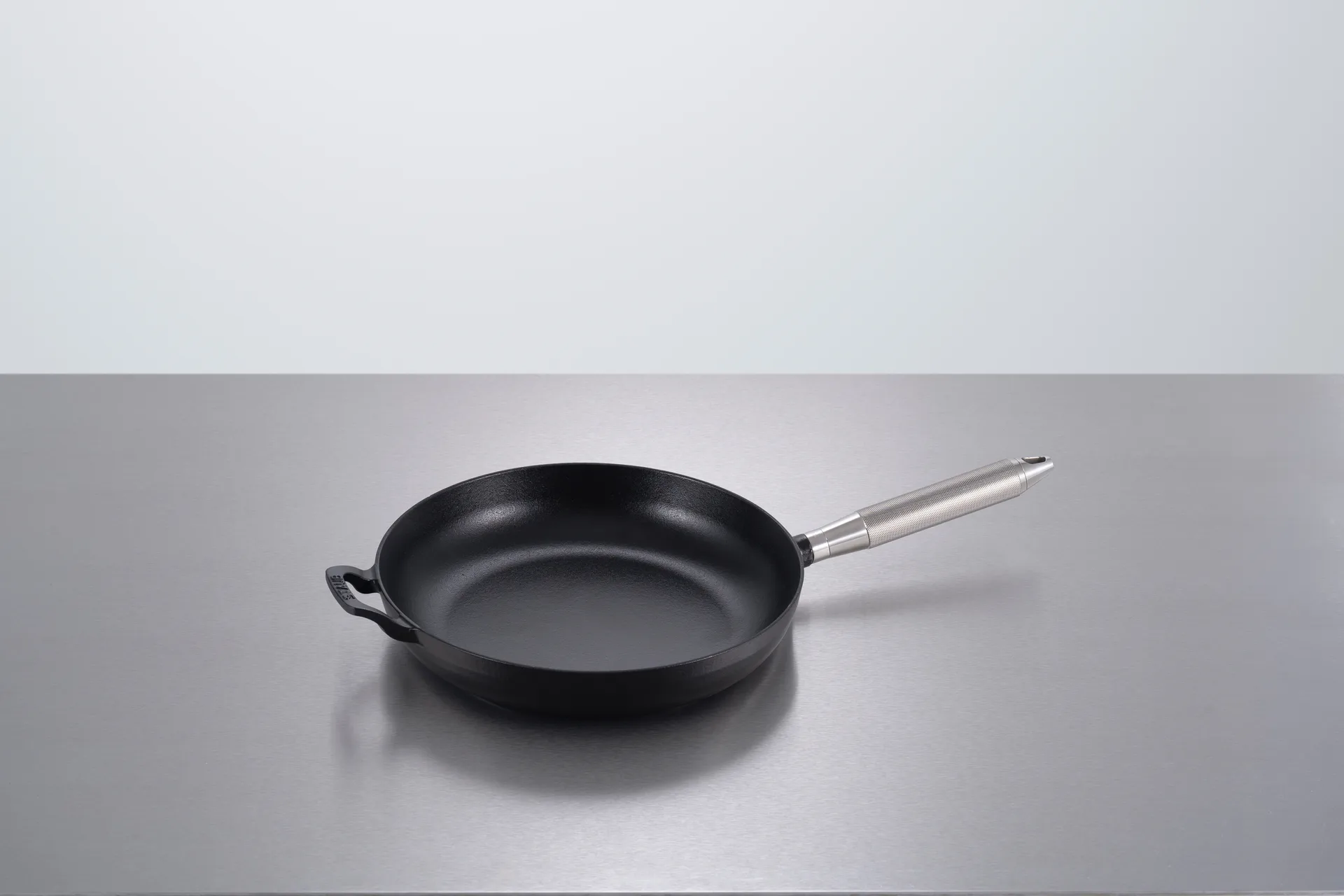 Buster & Punch koekenpan gietijzer zwart Ø28 cm, Staalhandvat STAUB