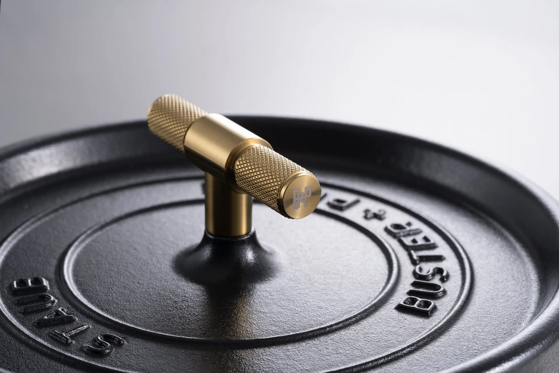 Buster & Punch T-vormige knop 8 cm, Messing STAUB