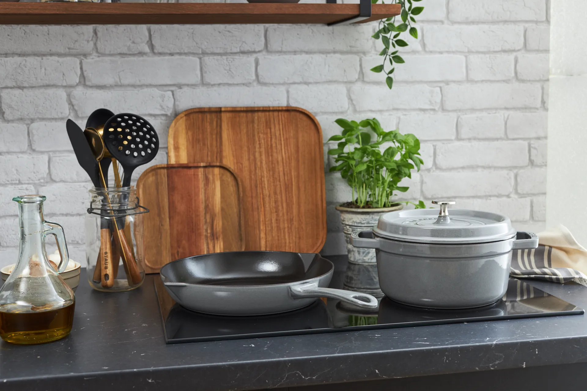 Staub gietijzeren koekenpan met schenktuit Ø26 cm, Grafietgrijs STAUB