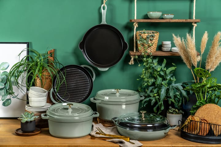 Staub gietijzeren koekenpan met schenktuit Ø28 cm, Eucalyptus hout STAUB