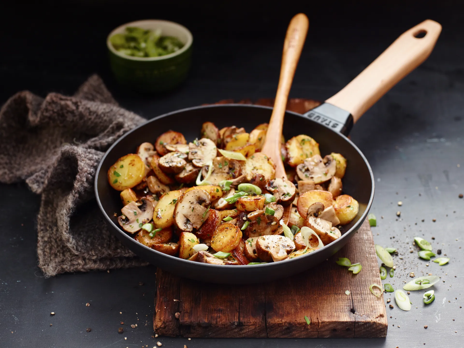 Staub gietijzeren koekenpan zwart licht houten handvat, Ø24 cm STAUB