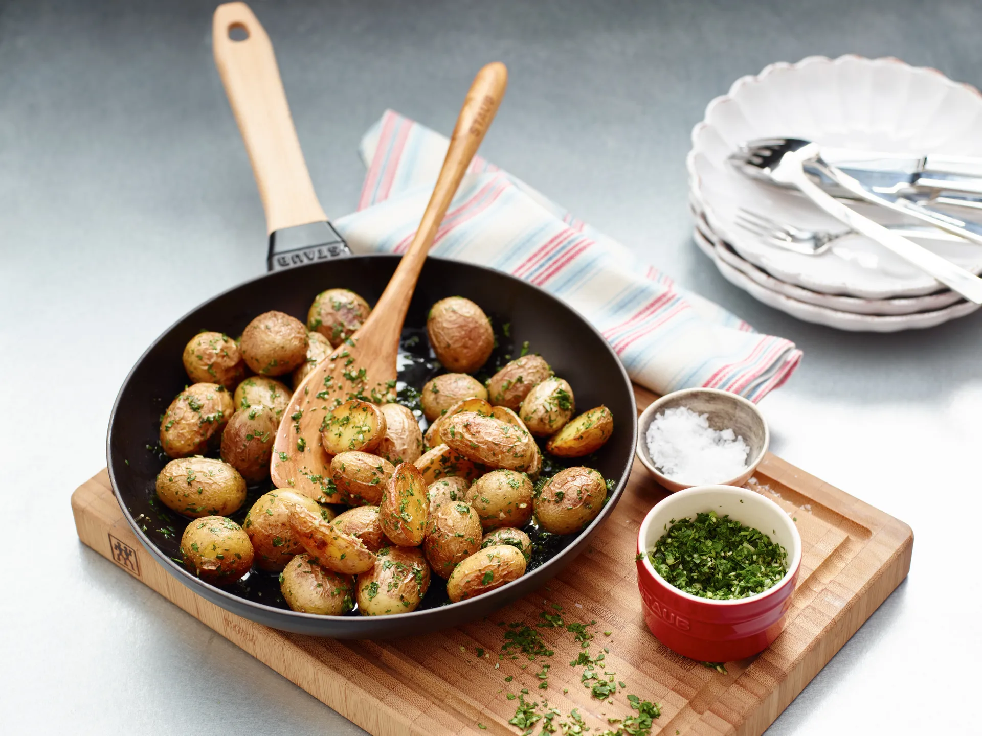 Staub gietijzeren koekenpan zwart licht houten handvat, Ø26 cm STAUB