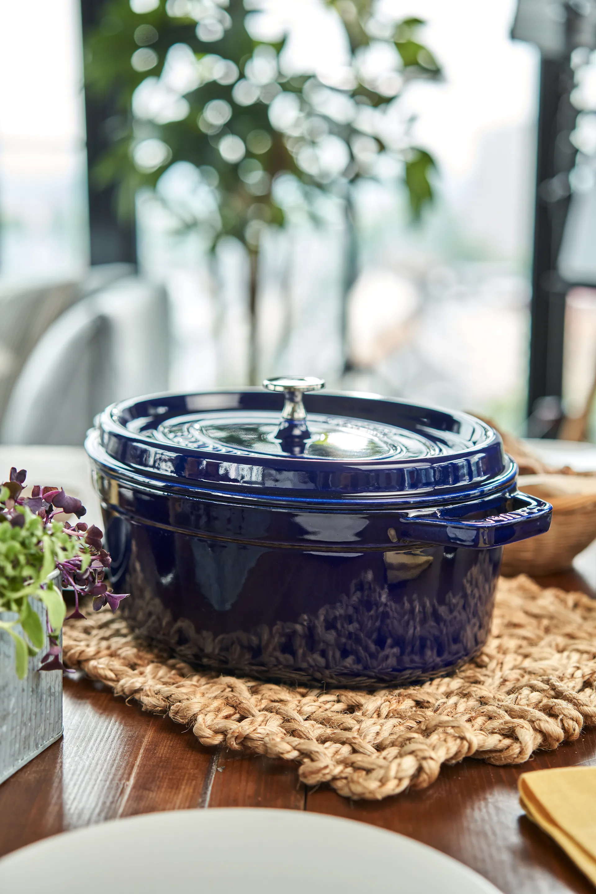 Staub ovale braadpan van gietijzer, drie lagen emaille 4,2 l, donkerblauw STAUB