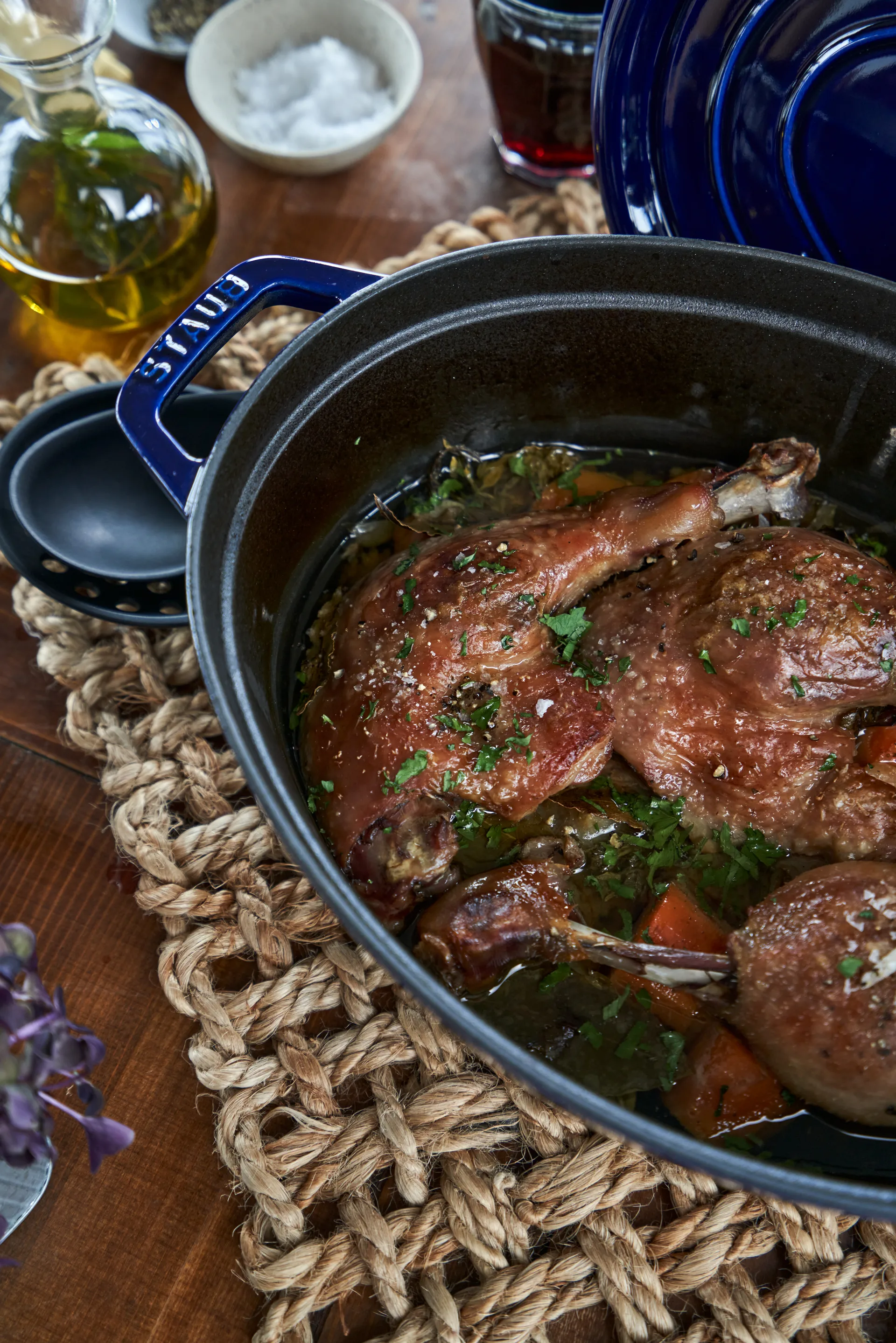 Staub ovale braadpan van gietijzer, drie lagen emaille 4,2 l, donkerblauw STAUB