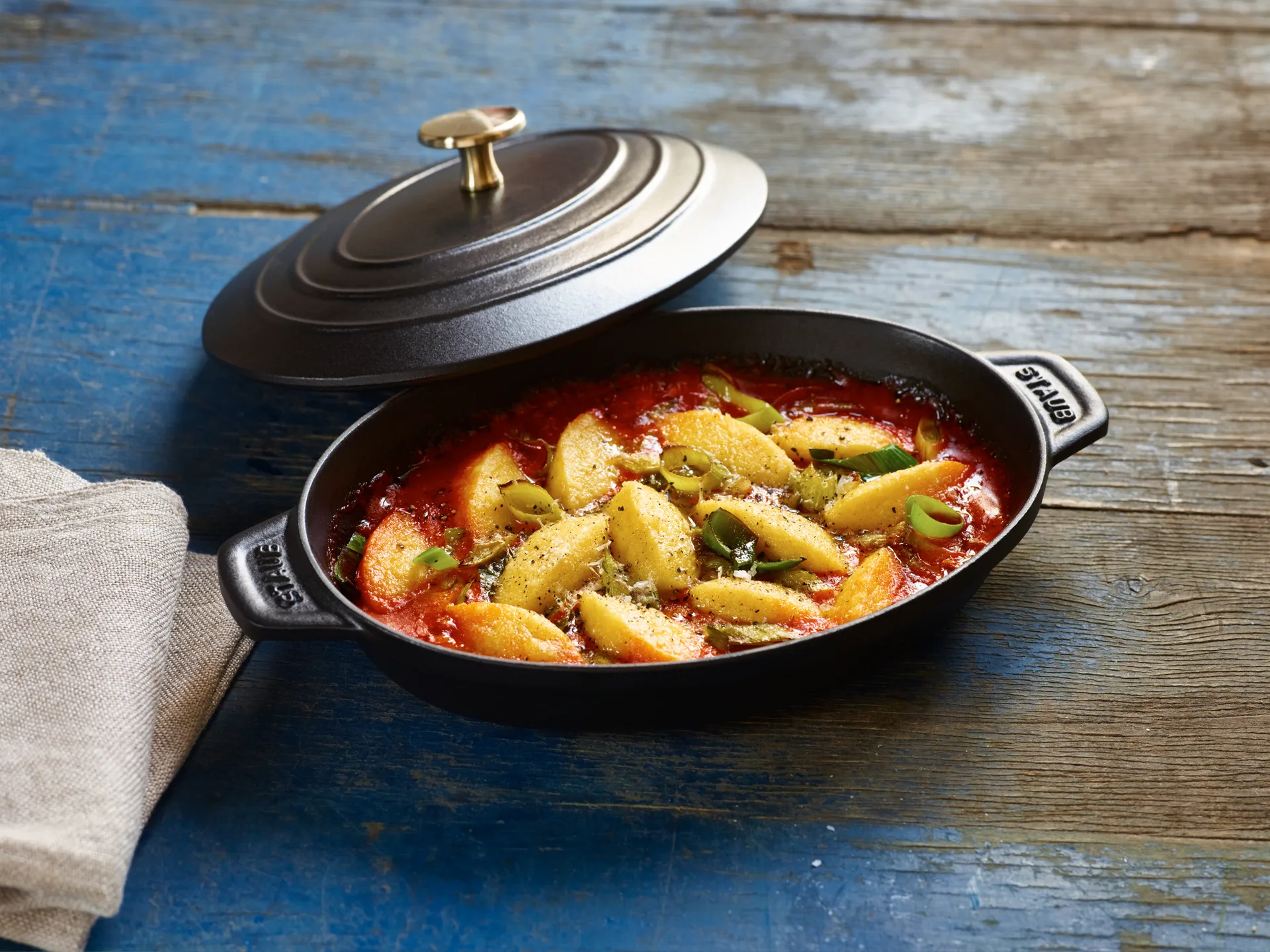 Staub ovenschaal gietijzer met deksel ovaal 23 cm, Zwart STAUB