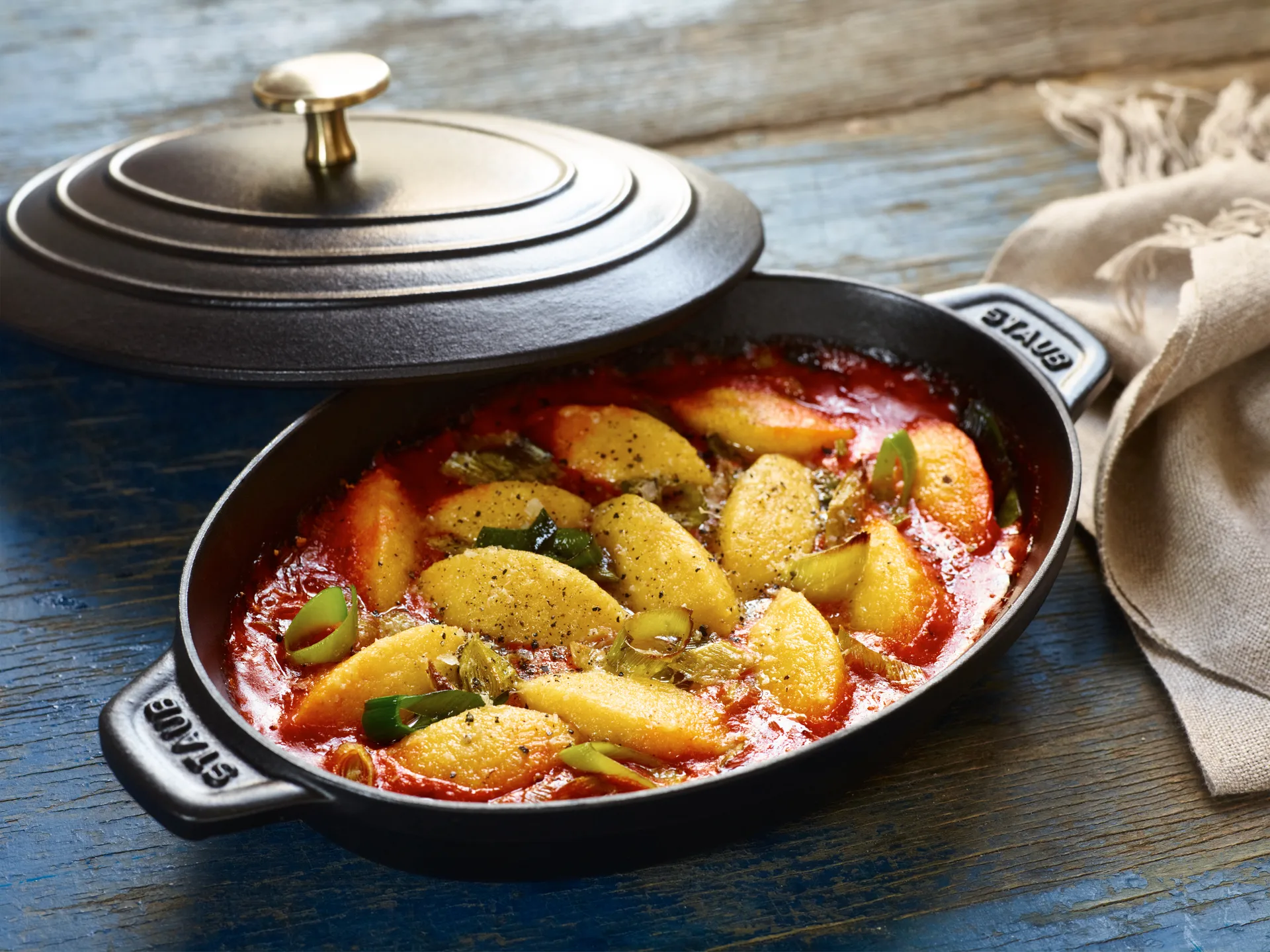 Staub ovenschaal gietijzer met deksel ovaal 23 cm, Zwart STAUB