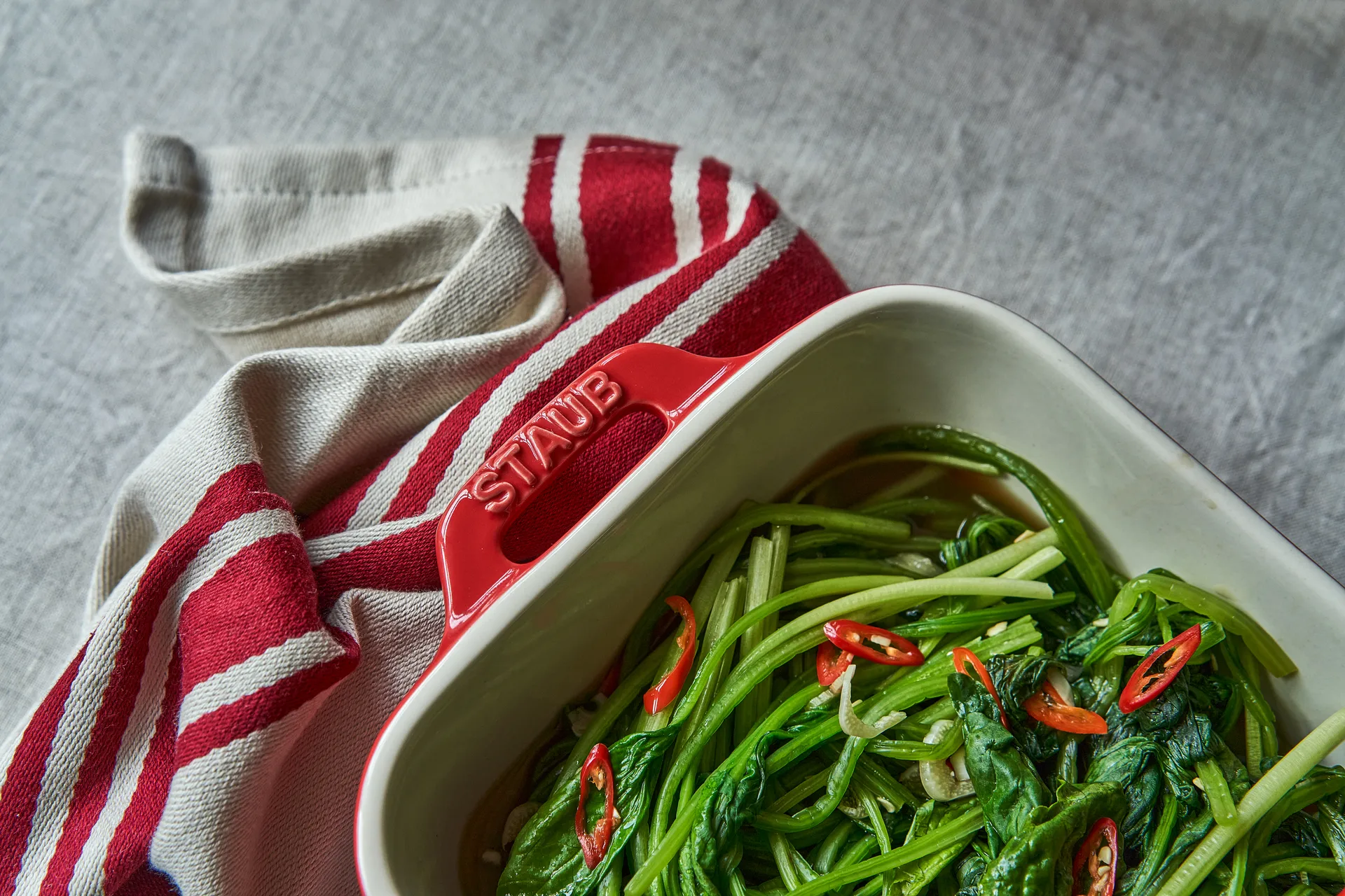 Staub rechthoekige ovenschaal 27 x 20 cm, rood STAUB