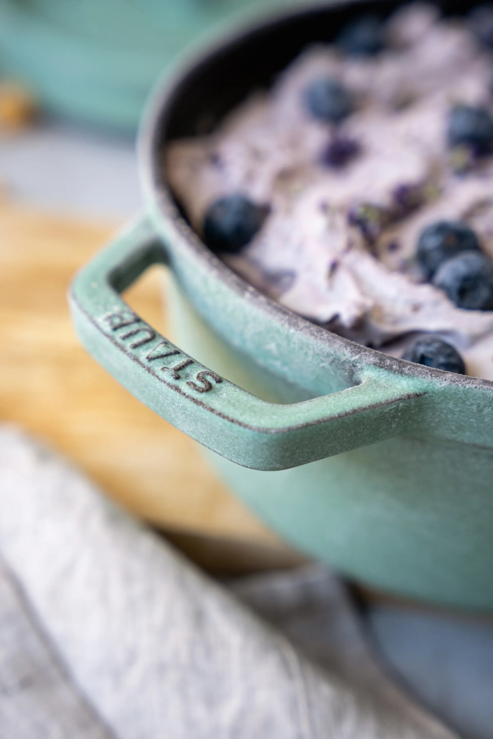 Staub ronde gietijzeren pan 3,8 l, Salie STAUB