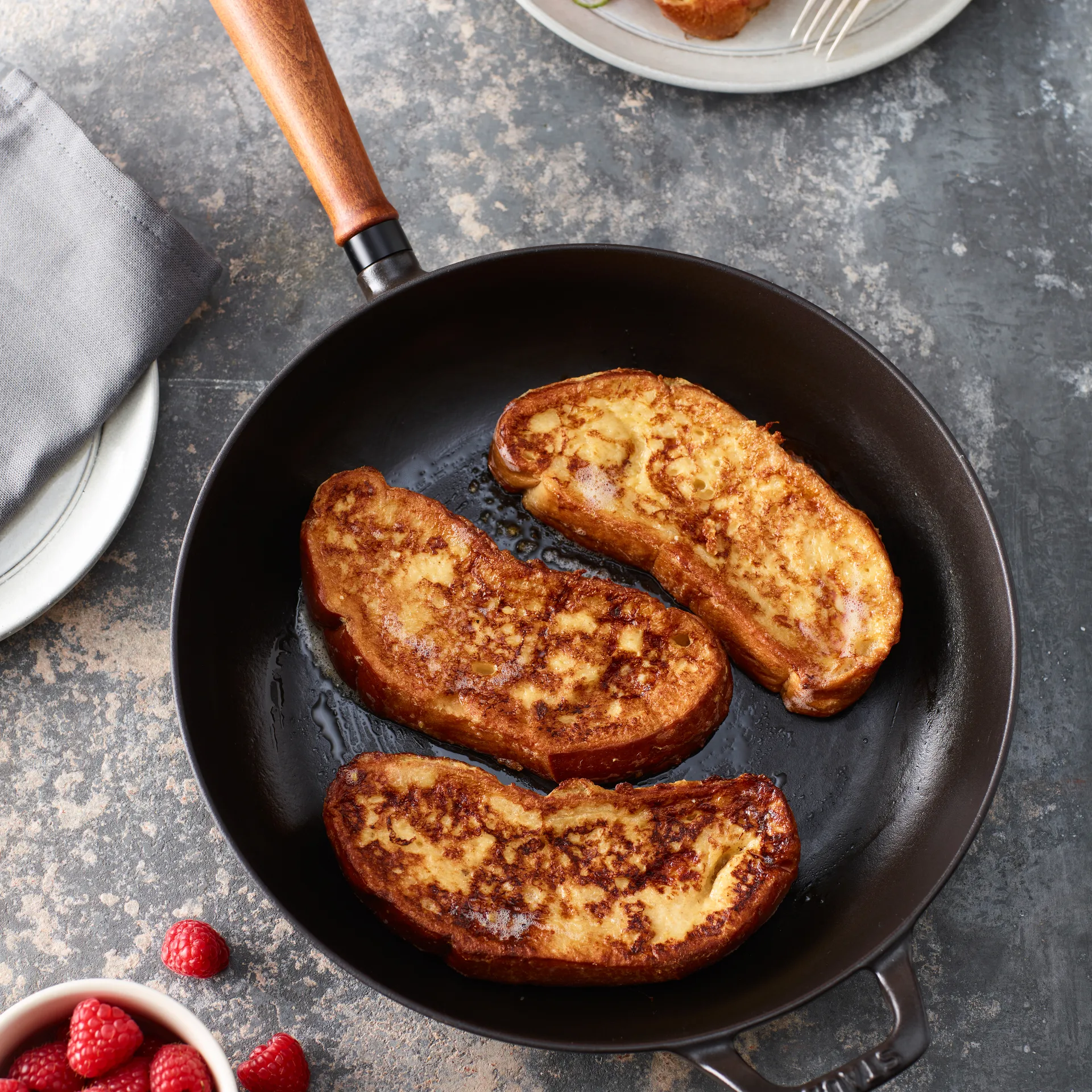 Vintage koekenpan met houten handvat Ø24 cm, Zwart STAUB