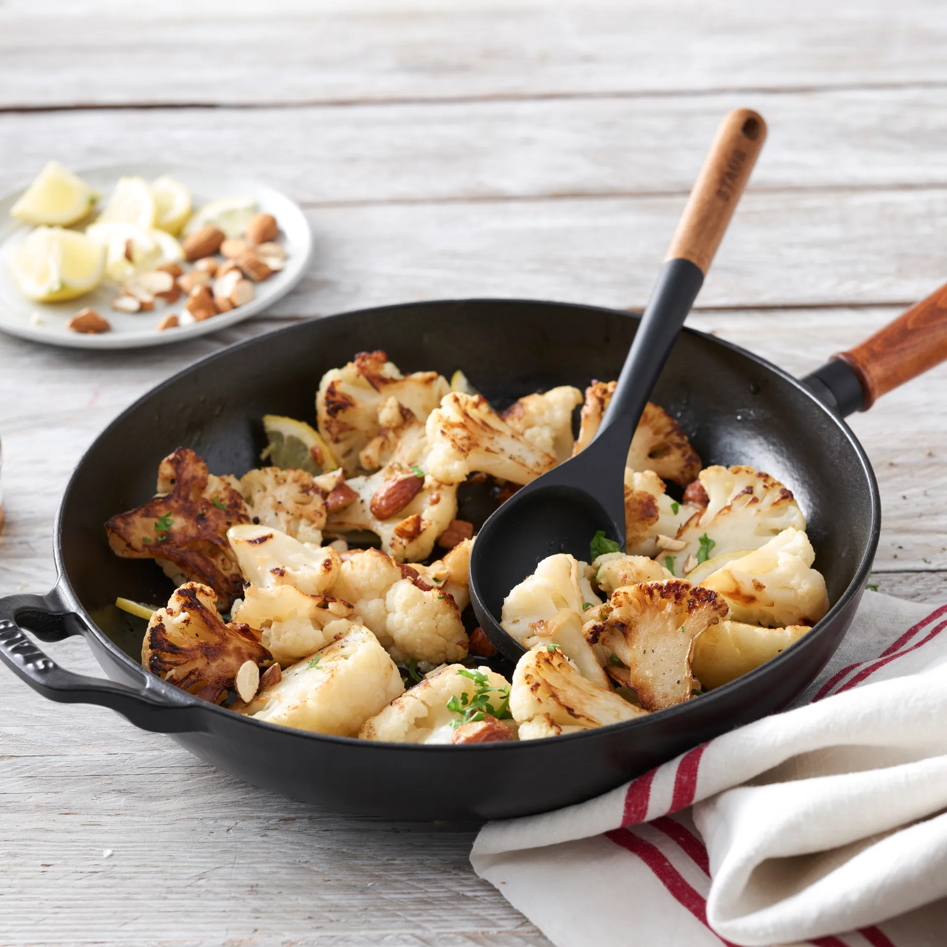 Vintage koekenpan met houten handvat Ø28 cm, Zwart STAUB