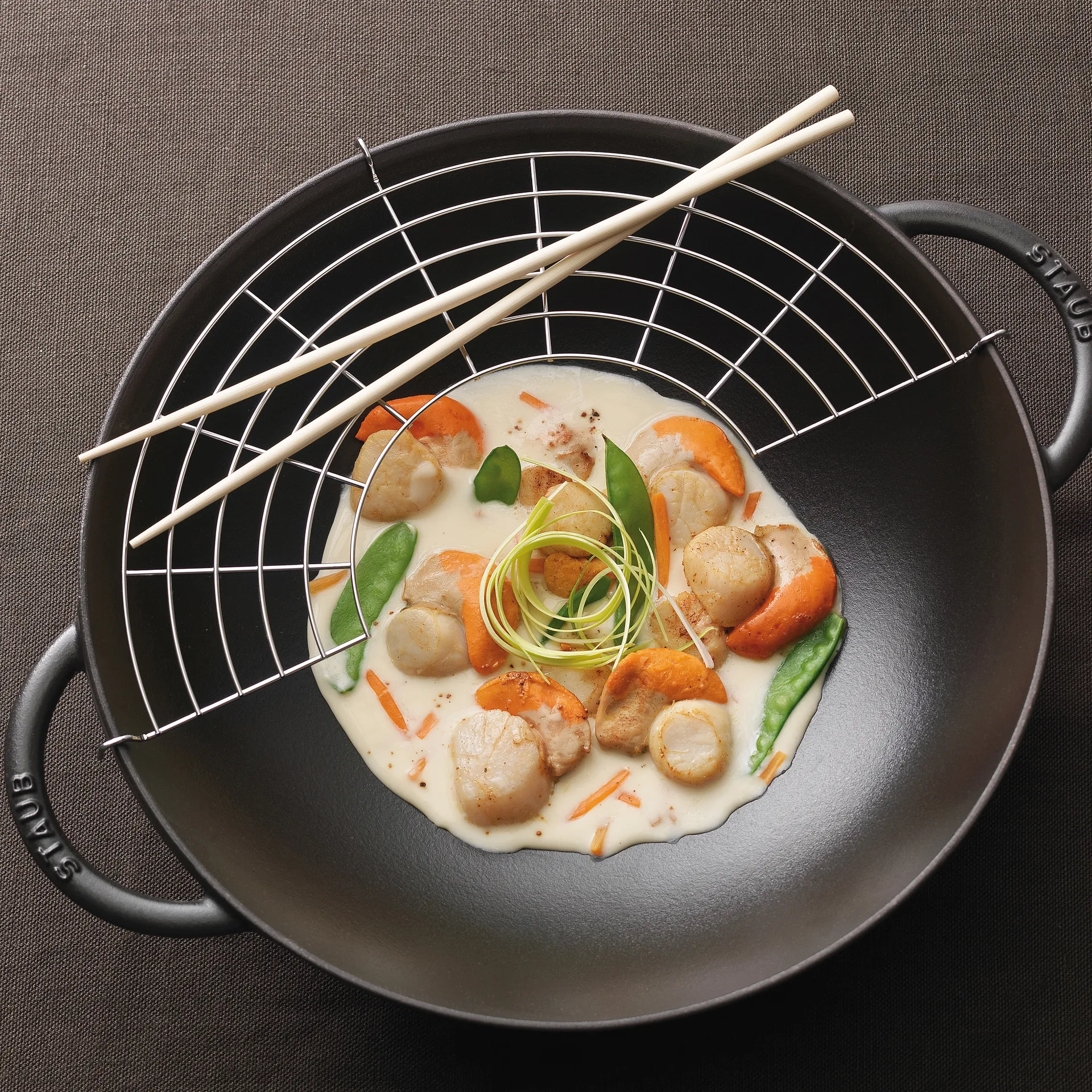 Wok met glazen deksel Ø37 cm 5,7 L, Zwart STAUB