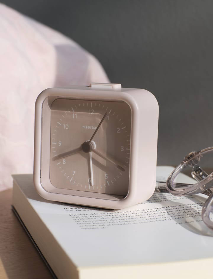 Okiru wekker, Rose Stelton