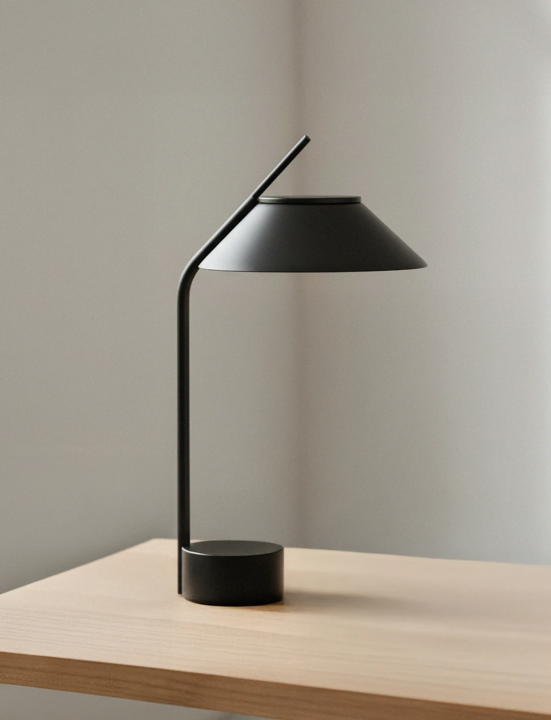 Vinkel LED tafellamp draagbaar, Black Stelton