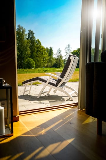 Lobby ligstoel wit - Incl. dienblad en regenbescherming - Stockamöllan