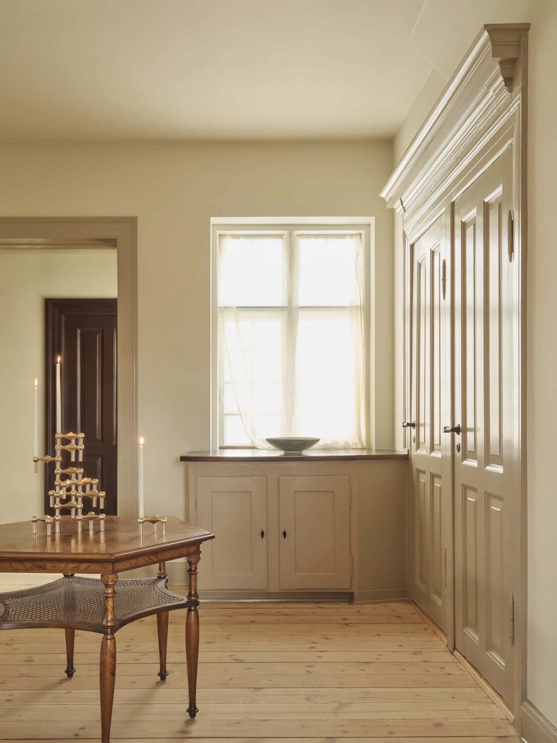 Nagel kandelaar, Geborsteld messing STOFF