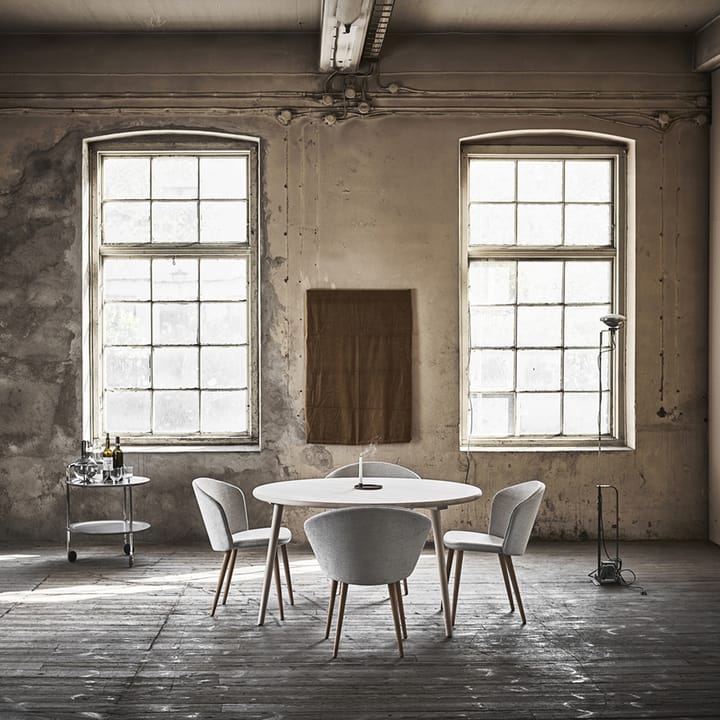 Miss Tailor tafel Ø130 cm, licht matgelakt berkenhout, vast tafelblad Stolab